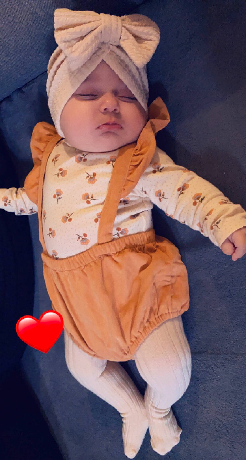 Alya participe au concours pour gagner de l'argent avec cette photo : baby, baby_toddler_clothing, balloon, cap, cheek, child, comfort, face, finger, fun, gesture, happy, headwear, mouth, nose, orange, person, pink, skin, sleeve