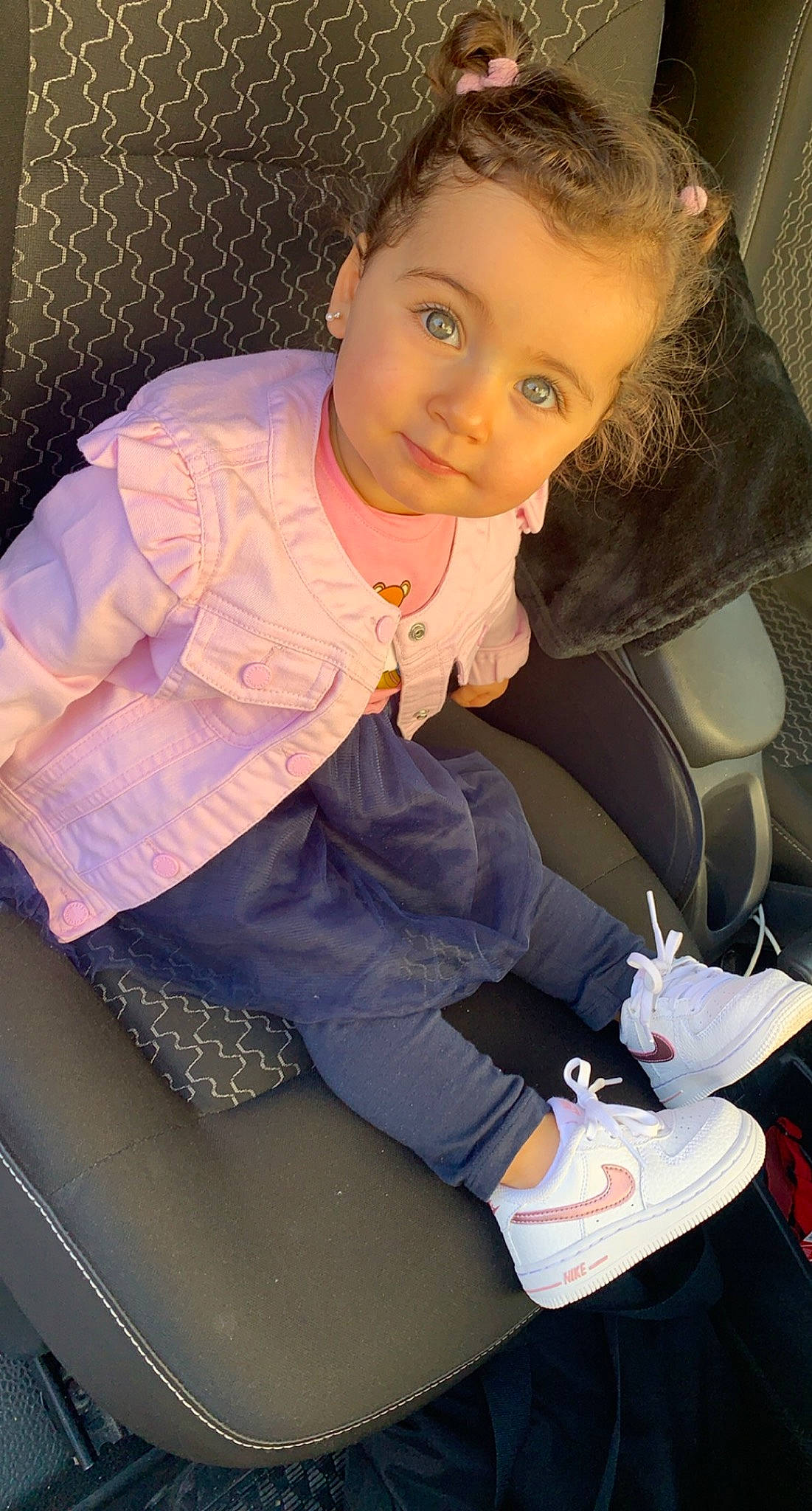 Mayssa participe au concours pour gagner de l'argent avec cette photo : baby_products, baby_toddler_clothing, blond, car_seat, carmine, cheek, child, comfort, cool, fun, hair, hairstyle, lap, organ, person, sitting, sleeve, snapshot, space, toddler