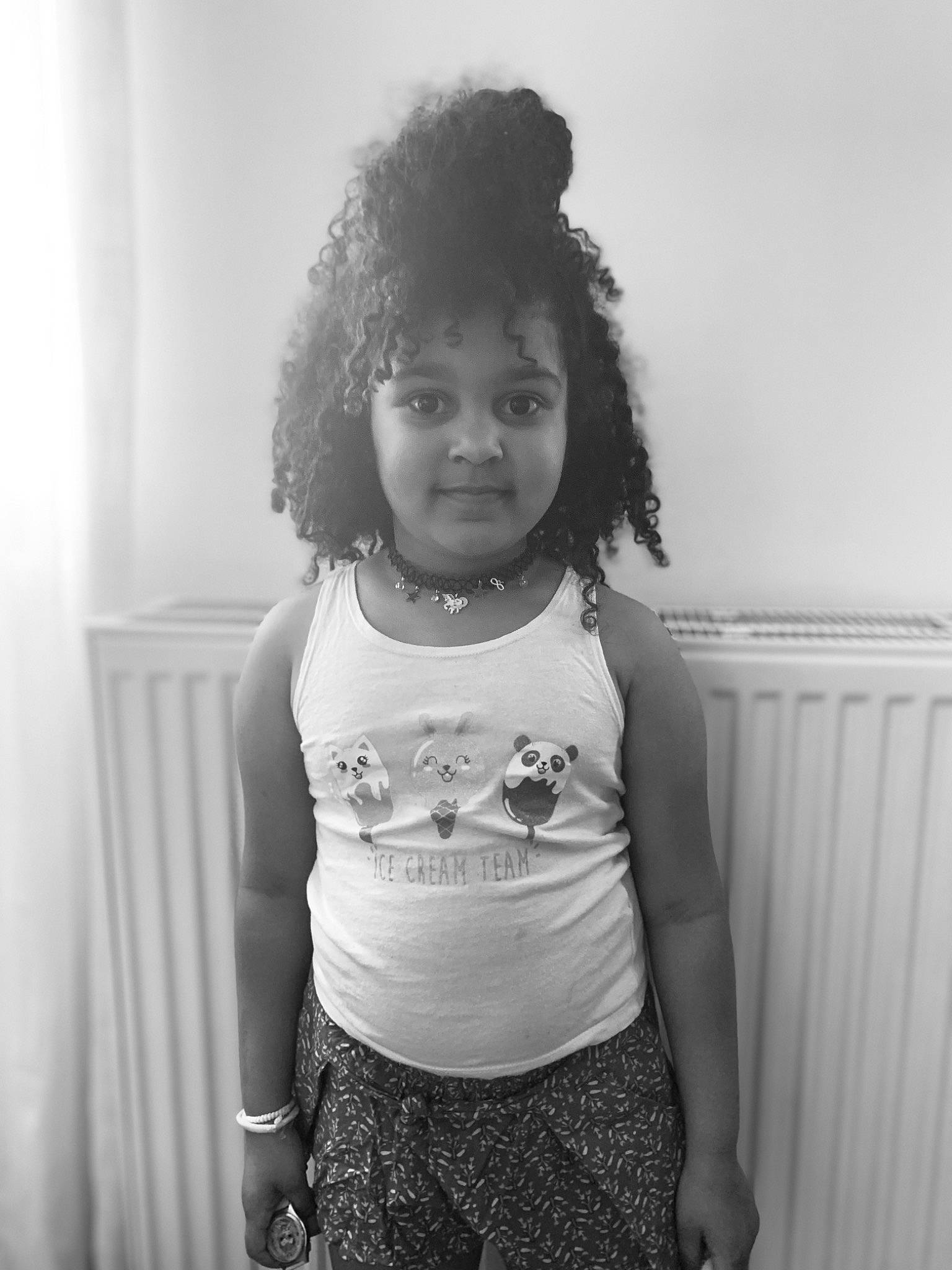 Mariama a rejoint le concours — aidez-le/la à gagner de superbes lots ! black, black_and_white, clothing, cool, eye, face, facial_expression, gesture, happy, human, human_body, iris, mammal, neck, person, shoulder, skin, sleeve, smile, style