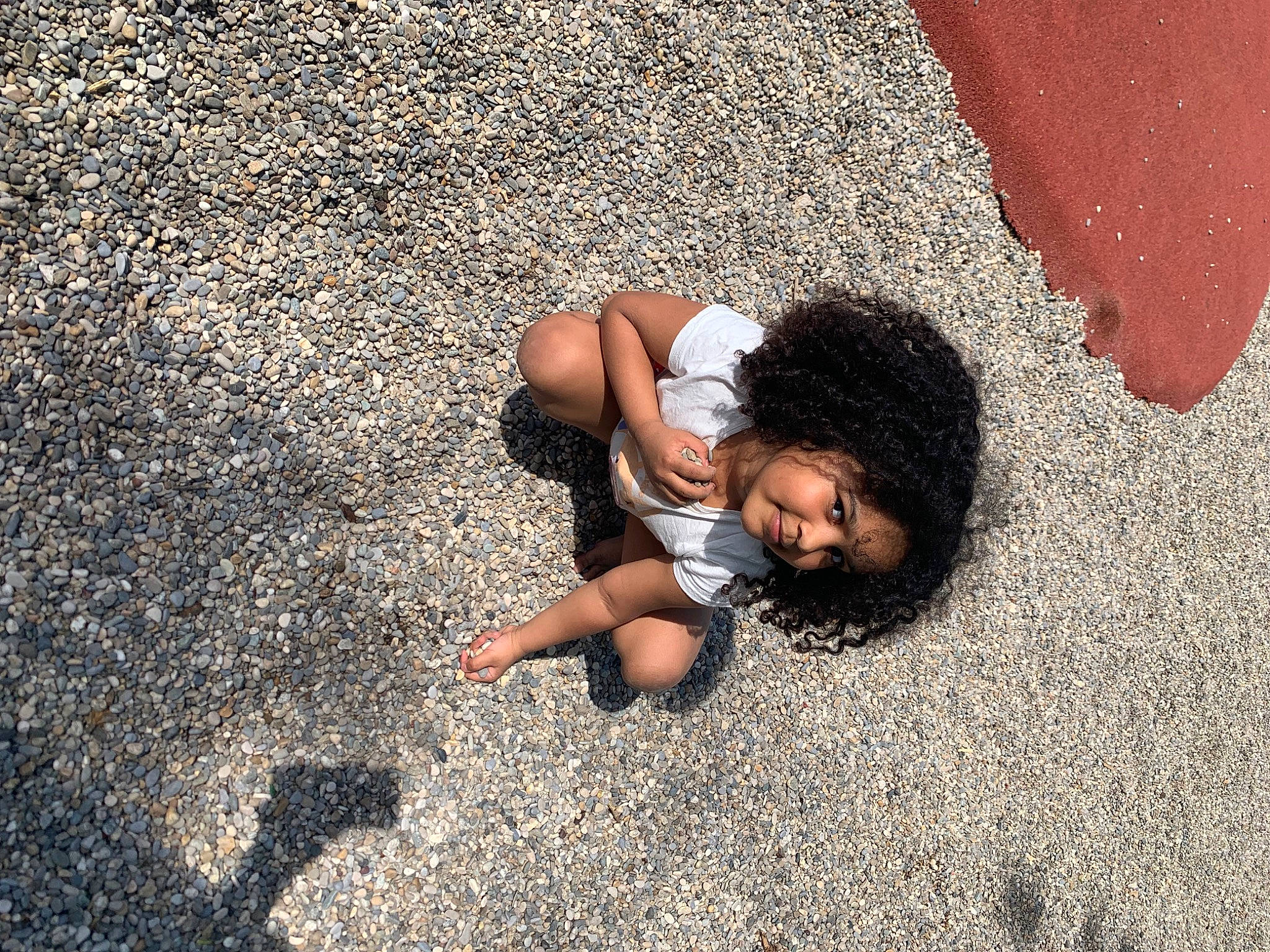 Mariama participe au concours pour gagner de l'argent avec cette photo : asphalt, finger, floor, flooring, foot, fun, grass, hand, happy, human_body, human_leg, leg, people_in_nature, person, road, road_surface, sand, sidewalk, tar, thigh