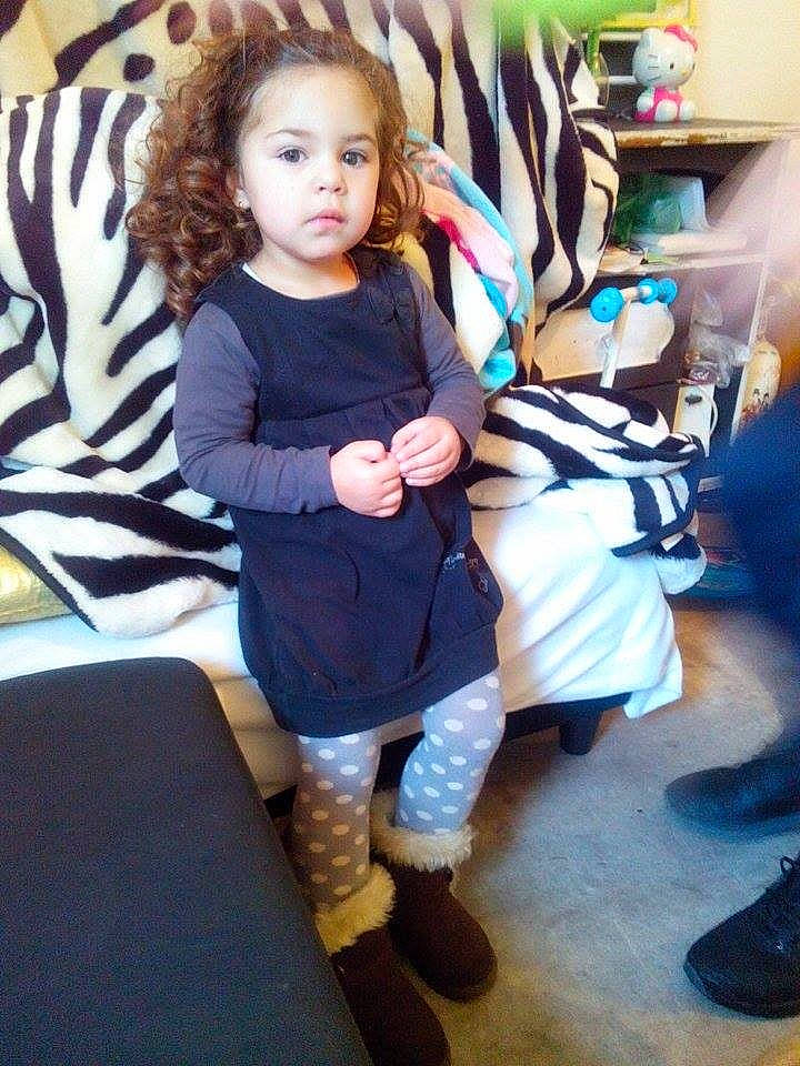 Nawel participe au concours pour gagner de l'argent avec cette photo : child, clothing, costume, day, fashion_accessory, footwear, fun, girl, jeans, leg, leggings, outerwear, pattern, person, product, shoe, shoulder, skin, textile, tights