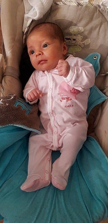 Lyla a rejoint le concours — aidez-le/la à gagner de superbes lots ! arm, baby, cheek, child, eye, finger, hand, person, skin, thumb, toddler