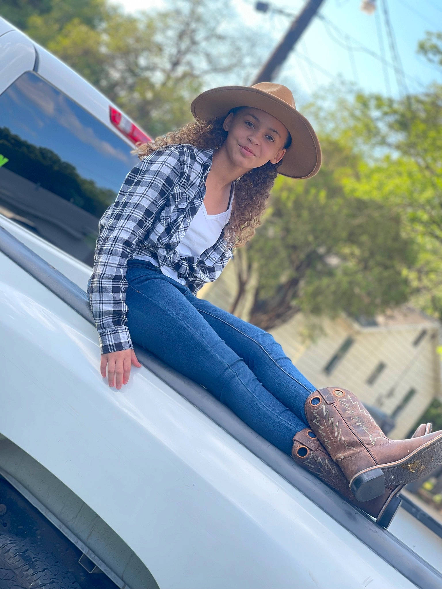 Payten is registered to the contest to win money with this photo: automotive_design, automotive_exterior, automotive_lighting, automotive_tire, bumper, car, electric_blue, eyewear, hat, headwear, hood, joy, land_vehicle, motor_vehicle, person, sun_hat, sunglasses, t_shirt, textile, thigh