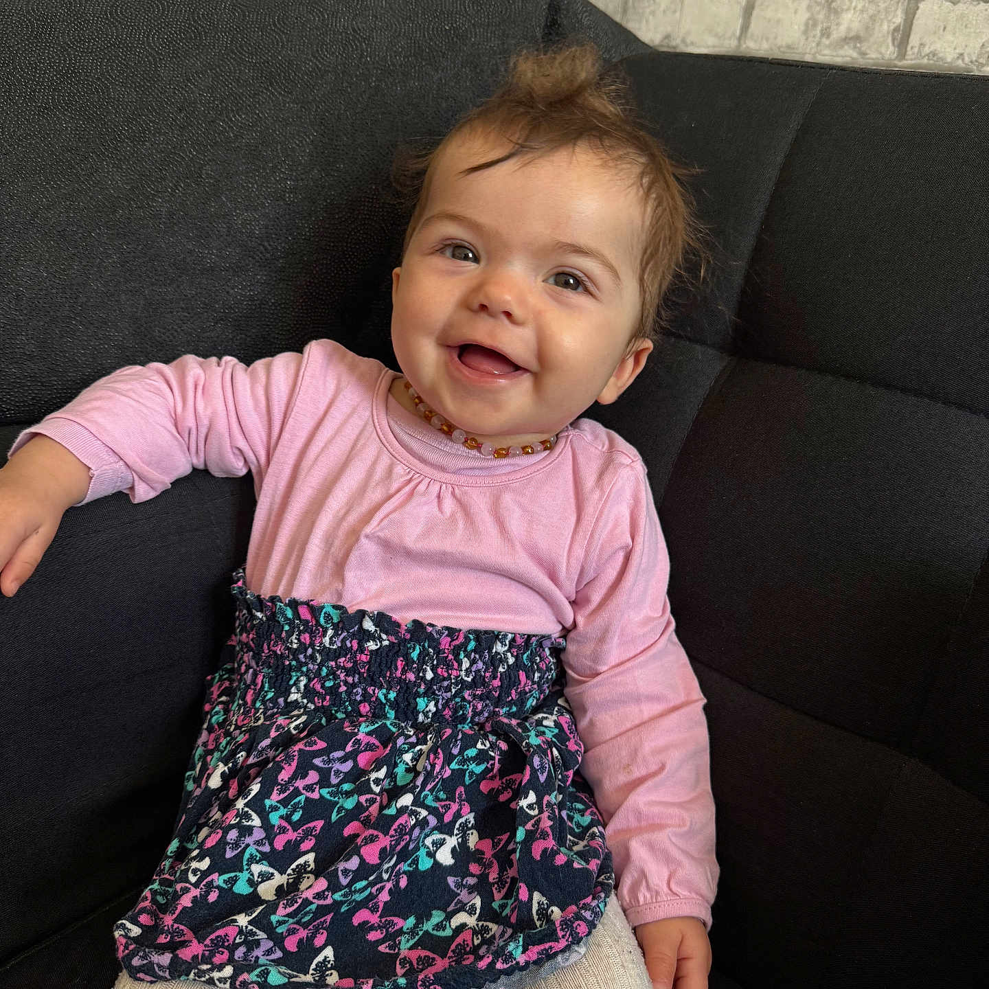 Léna a rejoint le concours — aidez-le/la à gagner de superbes lots ! accessories, baby, blouse, clothing, couch, cushion, face, furniture, happy, head, homedecor, jewelry, necklace, pants, person, photography, portrait, skirt, smile, t_shirt