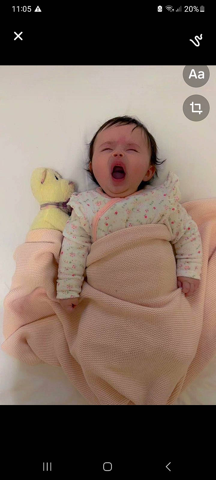 Melina a rejoint le concours — aidez-le/la à gagner de superbes lots ! baby, baby_toddler_clothing, cheek, child, comfort, dress, finger, gesture, happy, headgear, linens, lip, nose, outerwear, person, sitting, skin, sleeve, teddy_bear, toddler