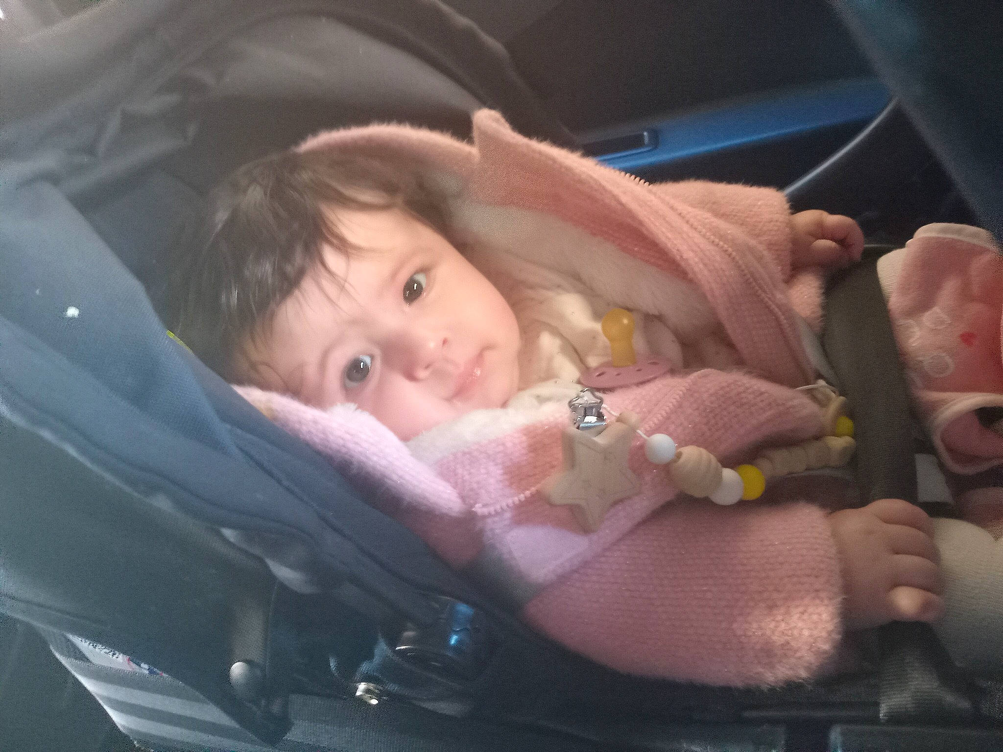 Melina a rejoint le concours — aidez-le/la à gagner de superbes lots ! auto_part, baby, baby_carriage, beauty, car_seat, cheek, child, comfort, eye, eyebrow, face, finger, hand, head, iris, mouth, person, product, skin, toddler