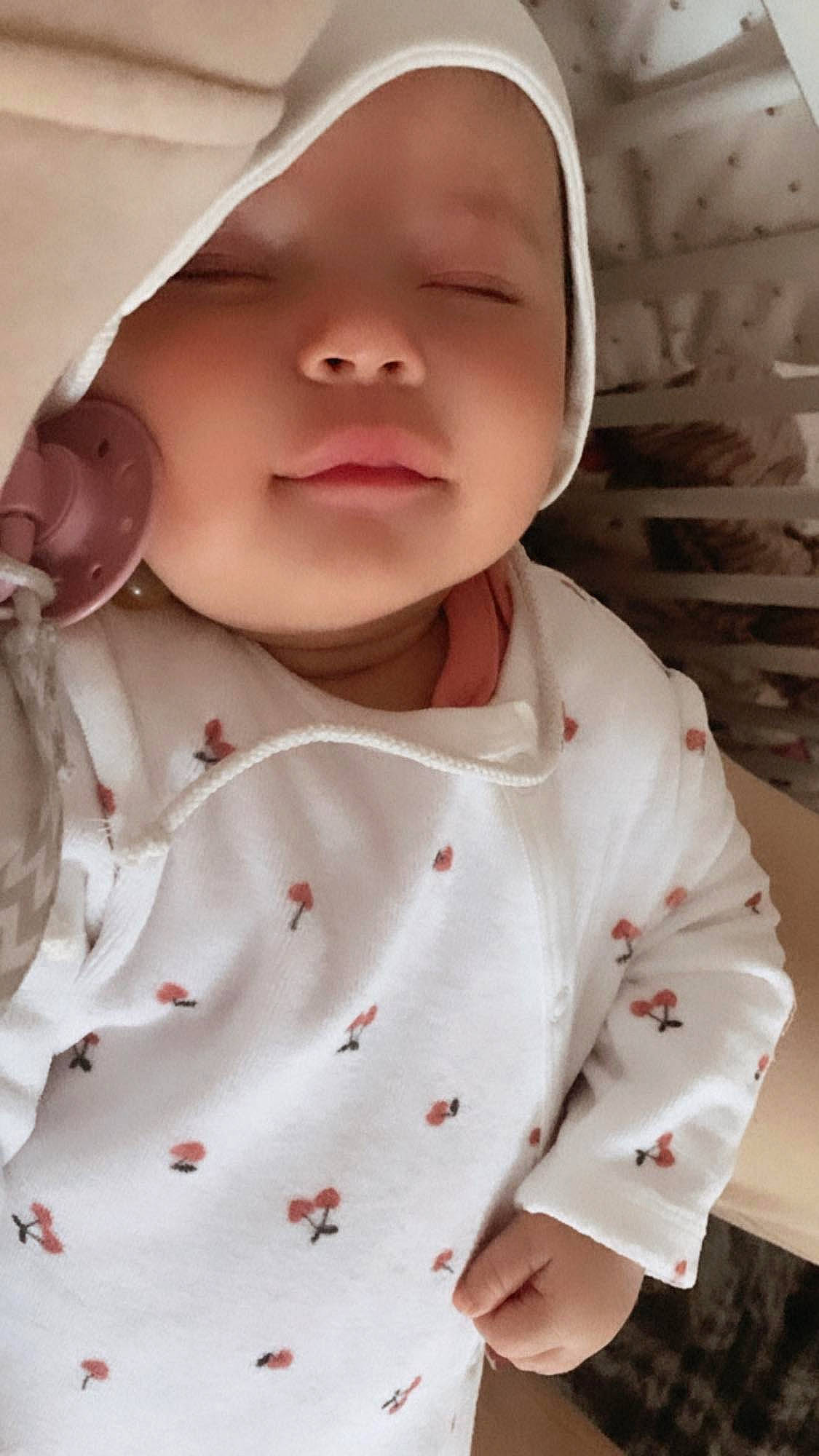 Melina a rejoint le concours — aidez-le/la à gagner de superbes lots ! baby, baby_products, baby_toddler_clothing, carmine, cheek, child, chin, collar, comfort, dress_shirt, eyelash, headwear, linens, lip, neck, nose, pattern, person, pink, skin