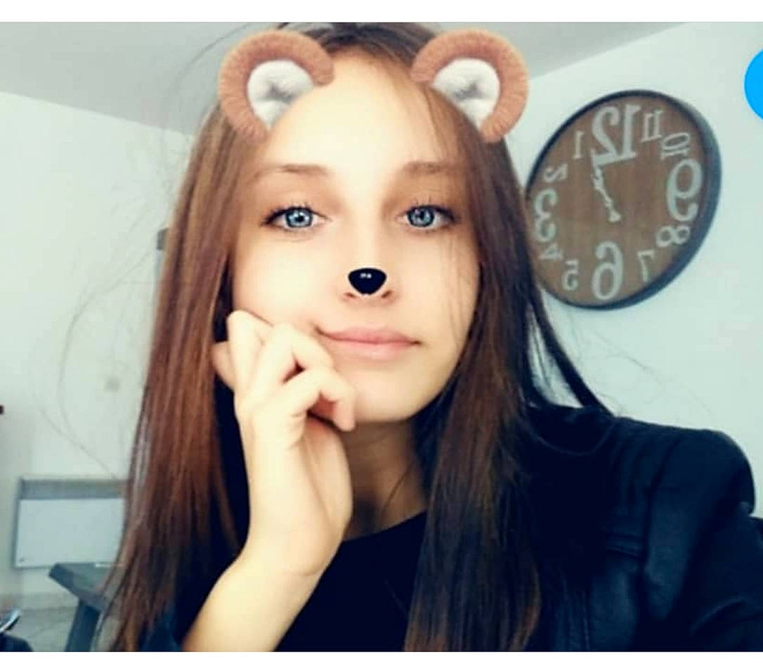 Melina participe au concours pour gagner de l'argent avec cette photo : bangs, brown_hair, cheek, chin, ear, eye, eyebrow, eyelash, forehead, girl, hair_coloring, hairstyle, human_hair_color, long_hair, nose, person, selfie