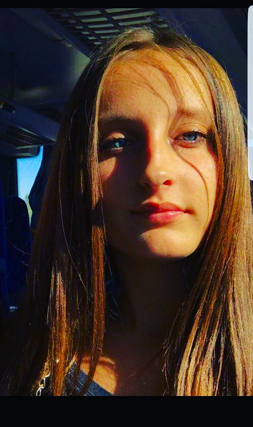 Melina a rejoint le concours — aidez-le/la à gagner de superbes lots ! bangs, beauty, black_hair, brown_hair, cheek, chin, eye, eyebrow, forehead, girl, hair_coloring, hairstyle, human_hair_color, layered_hair, lip, long_hair, nose, person, portrait