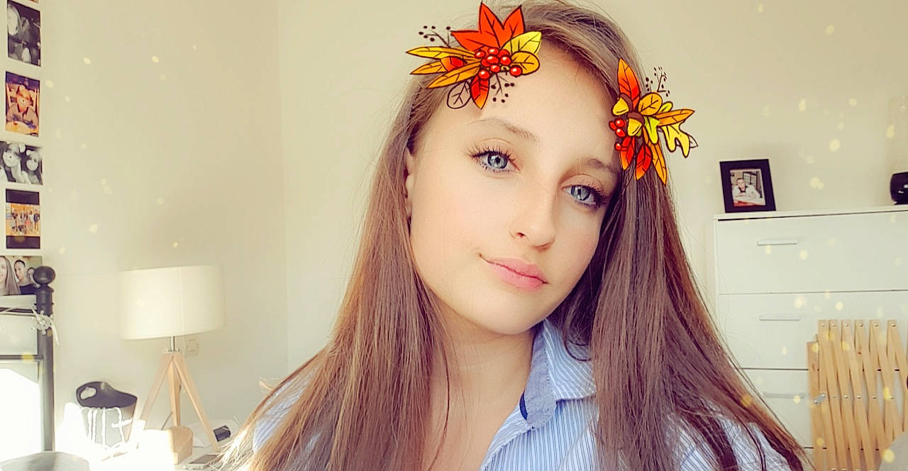 Melina a rejoint le concours — aidez-le/la à gagner de superbes lots ! beauty, brown_hair, ear, eye, eyebrow, eyelash, forehead, girl, hair_accessory, hair_coloring, hairstyle, headpiece, human_hair_color, long_hair, person, red_hair