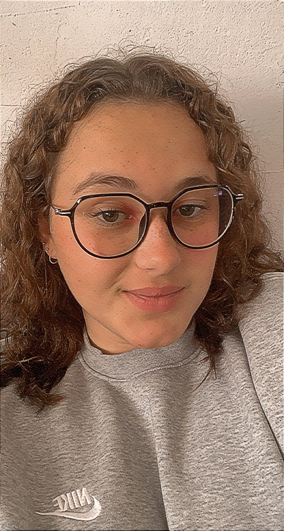 Laura participe au concours pour gagner de l'argent avec cette photo : cheek, chin, eye_glass_accessory, eyebrow, eyelash, eyewear, forehead, glasses, happy, iris, jaw, joy, layered_hair, lip, long_hair, no_expression, nose, person, self_portrait, selfie
