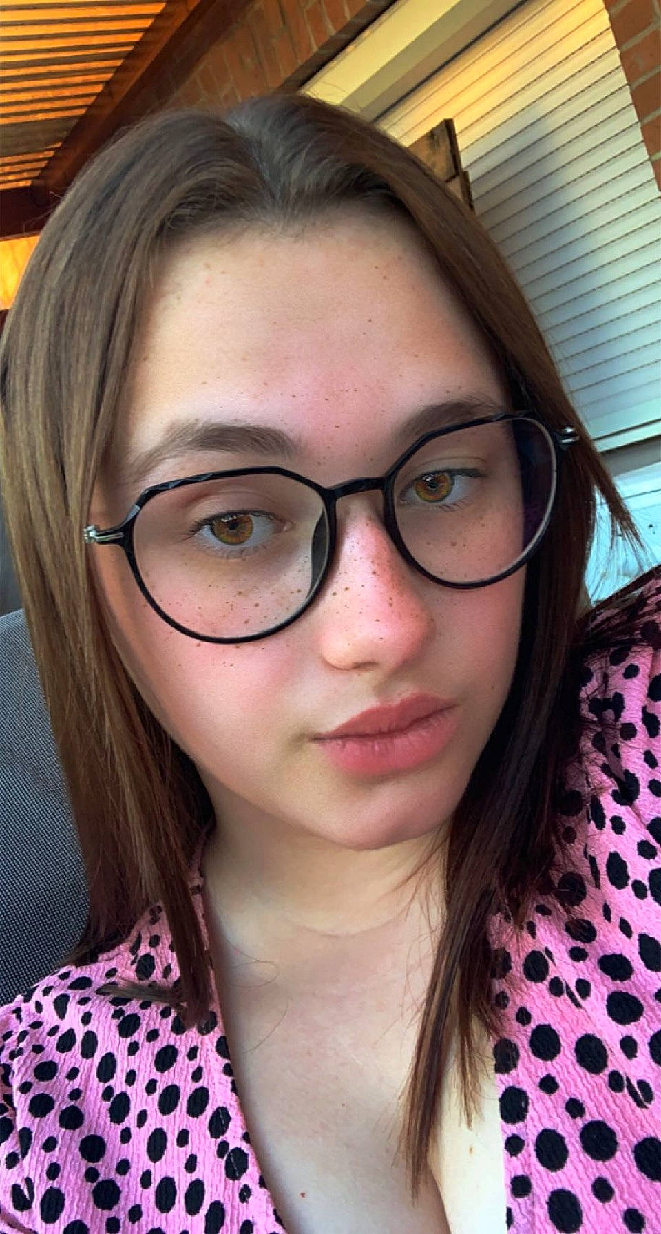 Laura participe au concours pour gagner de l'argent avec cette photo : bangs, black_hair, cheek, chin, cool, eyebrow, eyelash, eyewear, forehead, glasses, iris, jaw, layered_hair, lip, mouth, nose, person, skin, street_fashion, vision_care