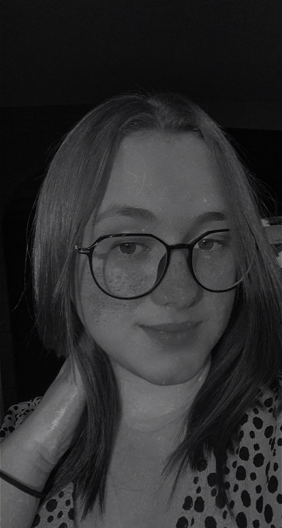 Laura participe au concours pour gagner de l'argent avec cette photo : black_and_white, cheek, chin, cool, eyebrow, eyelash, eyewear, flash_photography, forehead, glasses, iris, jaw, joy, layered_hair, lip, mouth, nose, person, selfie, smile