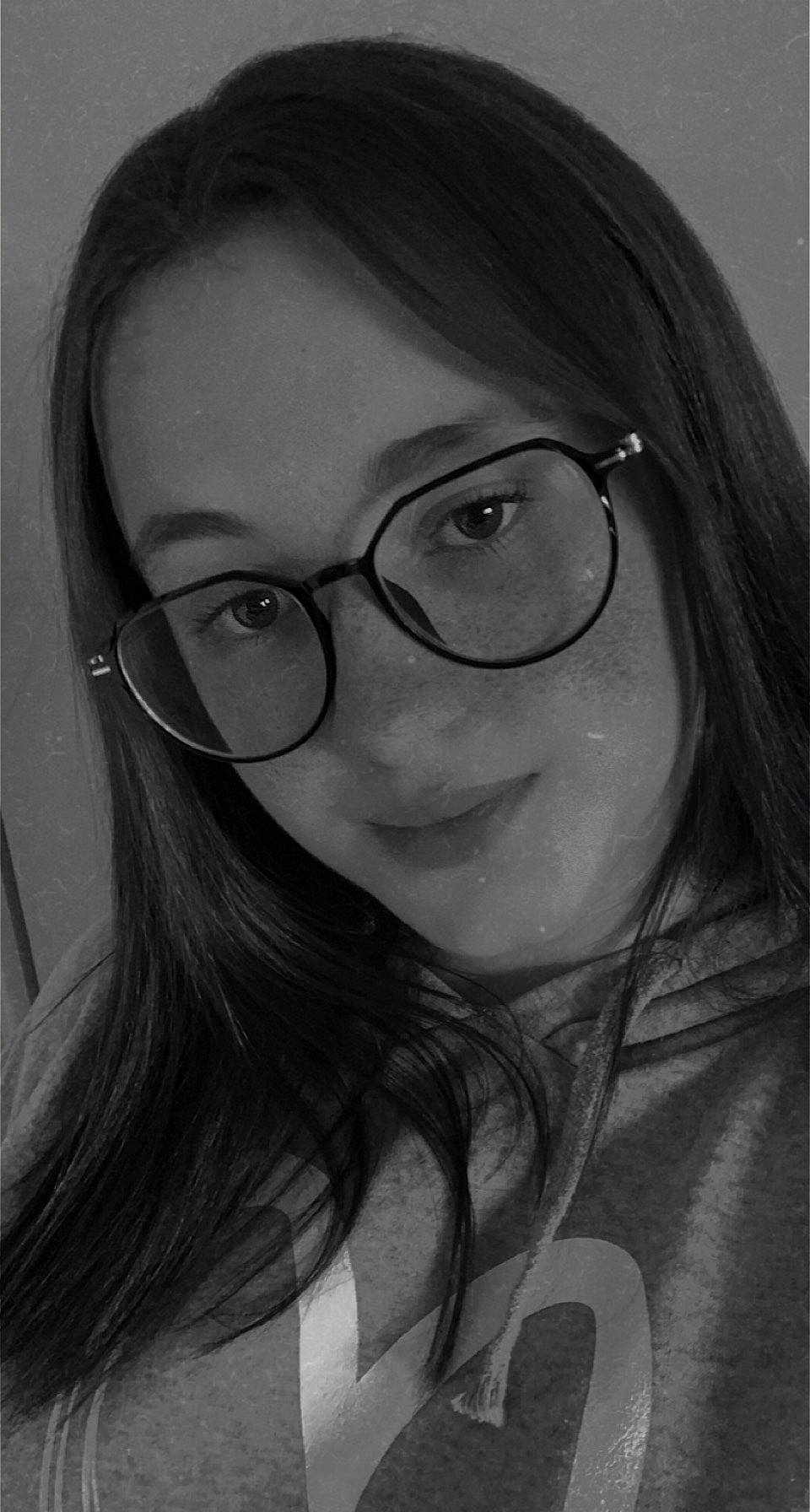 Laura a rejoint le concours — aidez-le/la à gagner de superbes lots ! black_and_white, cheek, chin, eye, eyebrow, eyelash, eyewear, face, forehead, gesture, glasses, hair, iris, jaw, joy, lip, mouth, neck, nose, person