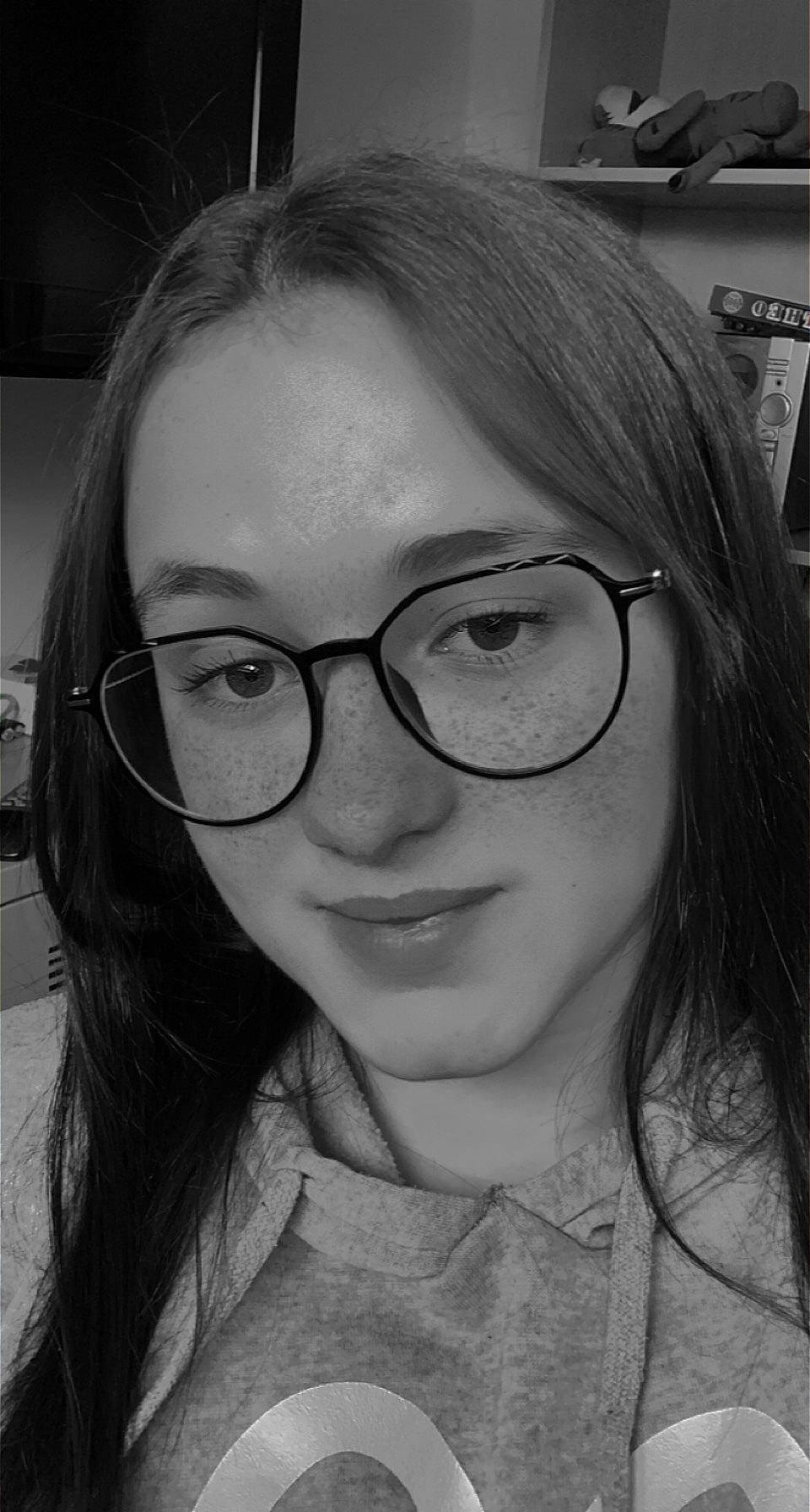 Laura participe au concours pour gagner de l'argent avec cette photo : black_and_white, cheek, ear, eye, eyebrow, eyelash, eyewear, facial_expression, forehead, glasses, head, iris, jaw, lip, mouth, nose, person, photograph, smile, style