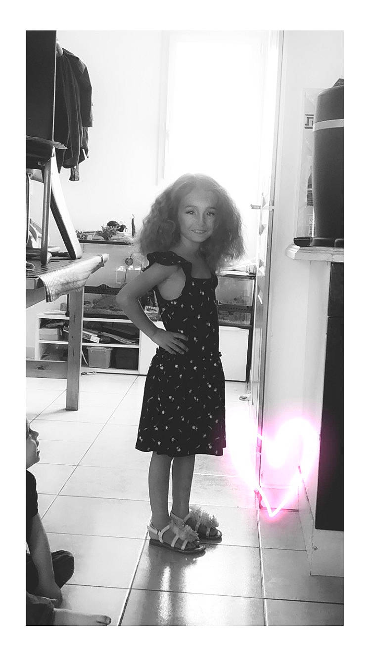 Stellya participe au concours pour gagner de l'argent avec cette photo : black_and_white, door, fashion_design, flash_photography, flooring, hairstyle, happy, human_leg, joy, monochrome, monochrome_photography, pattern, person, room, sandal, shoe, standing, style, tints_and_shades, toddler