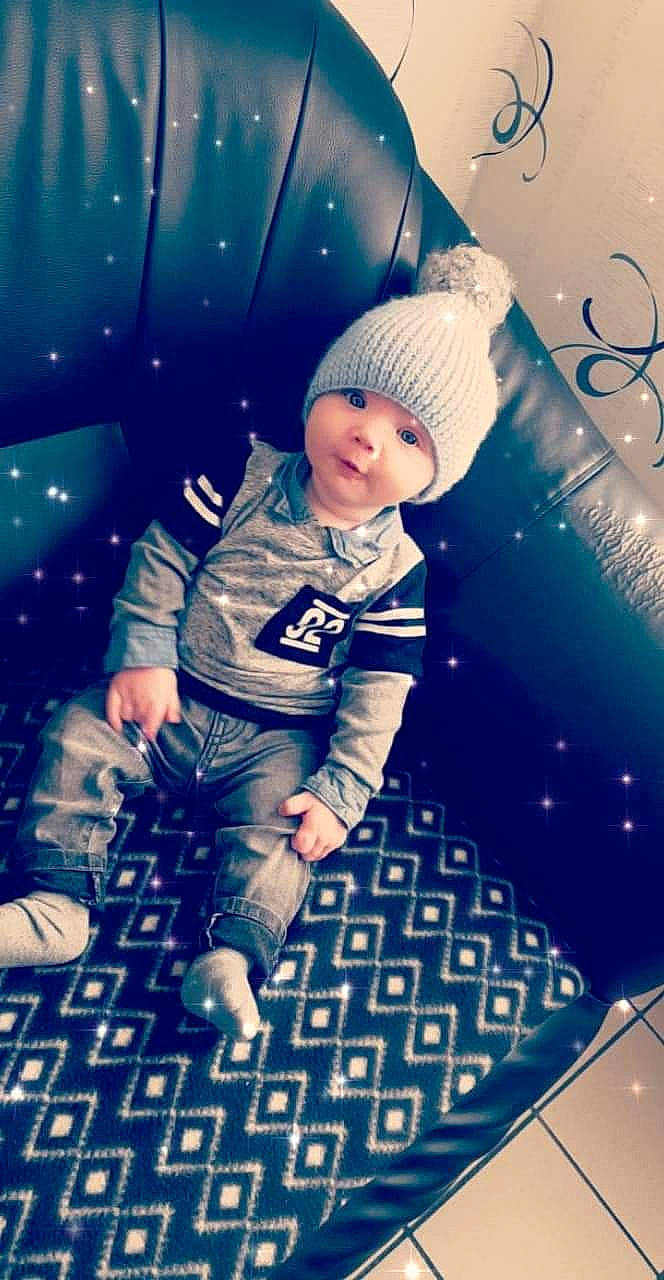 Erwan participe au concours pour gagner de l'argent avec cette photo : astronaut, child, child_model, cloud, cool, fun, happy, headwear, person, photography, play, sky, smile, snapshot, space, toddler