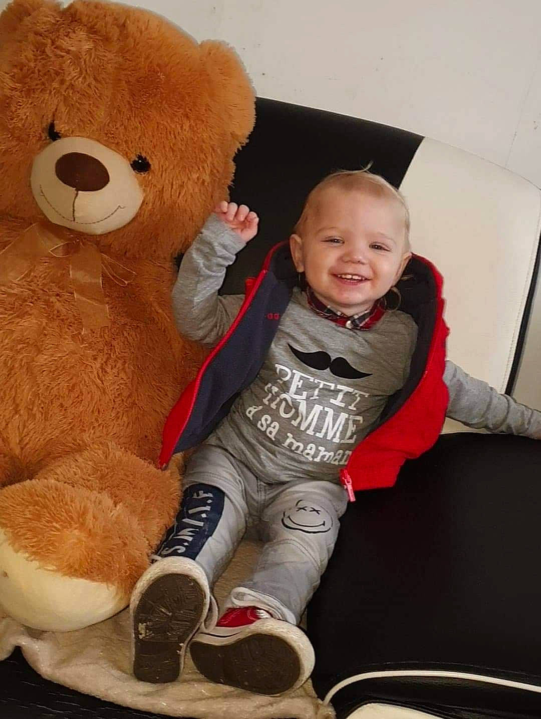 Erwan a rejoint le concours — aidez-le/la à gagner de superbes lots ! child, joy, person, plush, stuffed_toy, teddy_bear, toddler, toy