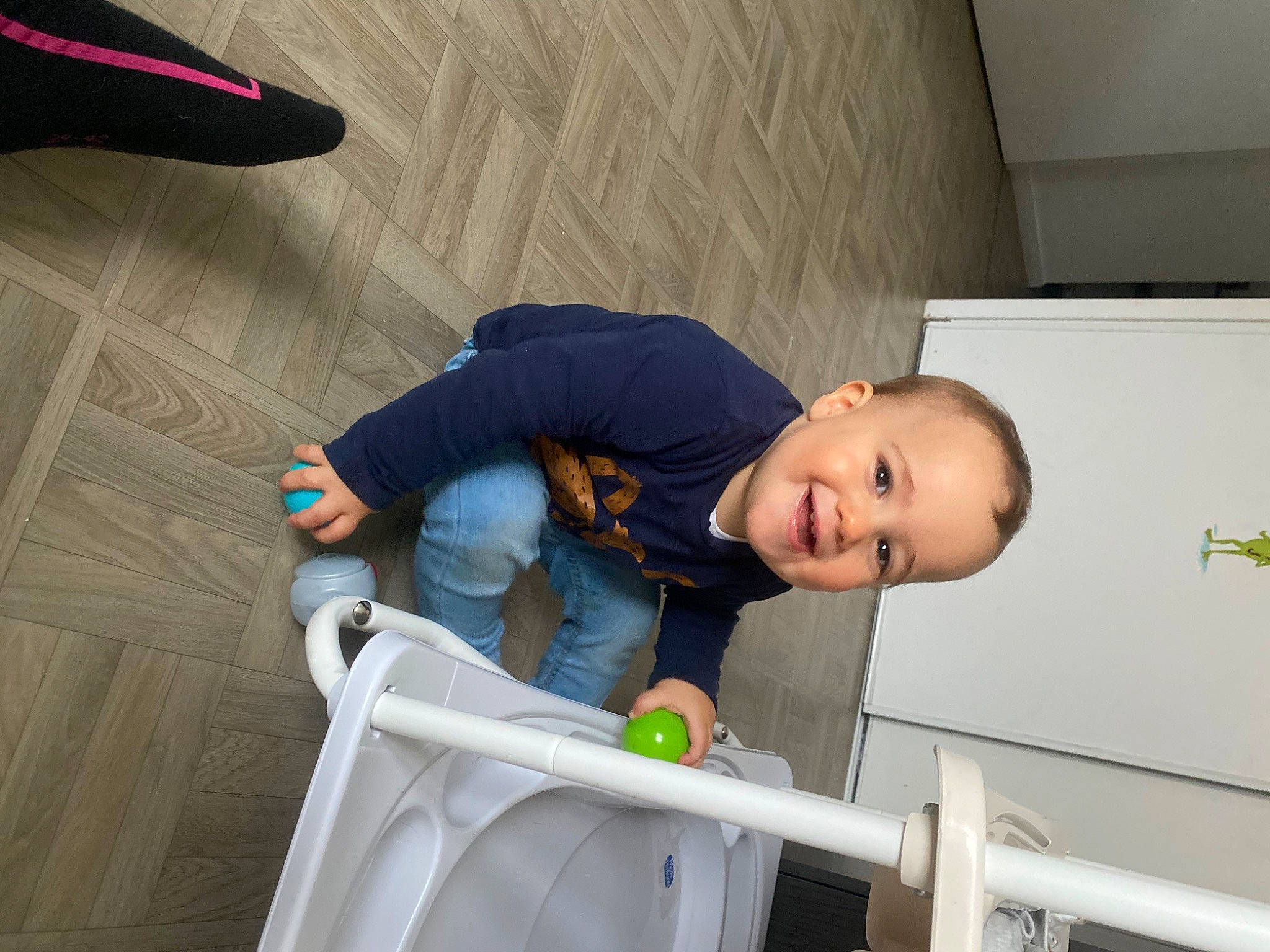 Lenny a rejoint le concours — aidez-le/la à gagner de superbes lots ! baby, baby_products, baby_safety, baby_toddler_clothing, child, comfort, cradle, flooring, hardwood, human_leg, infant_bed, joy, knee, leisure, person, room, sitting, smile, sock, t_shirt