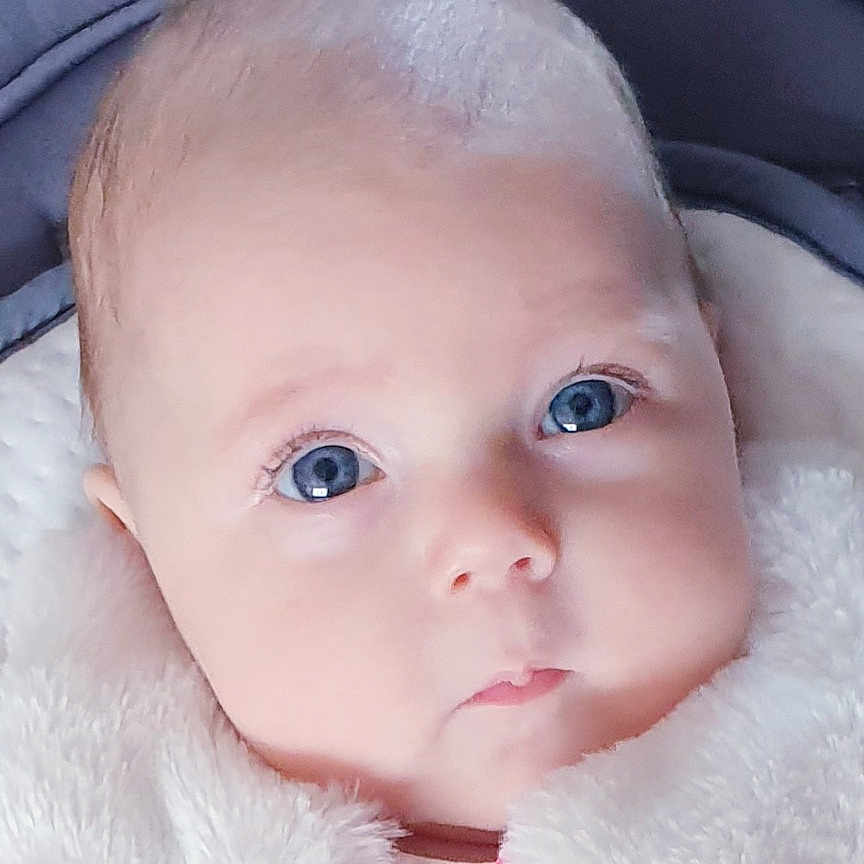 Zoé a rejoint le concours — aidez-le/la à gagner de superbes lots ! baby, beauty, cheek, child, chin, close_up, eye, eyebrow, face, forehead, head, iris, lip, mouth, nose, skin, toddler