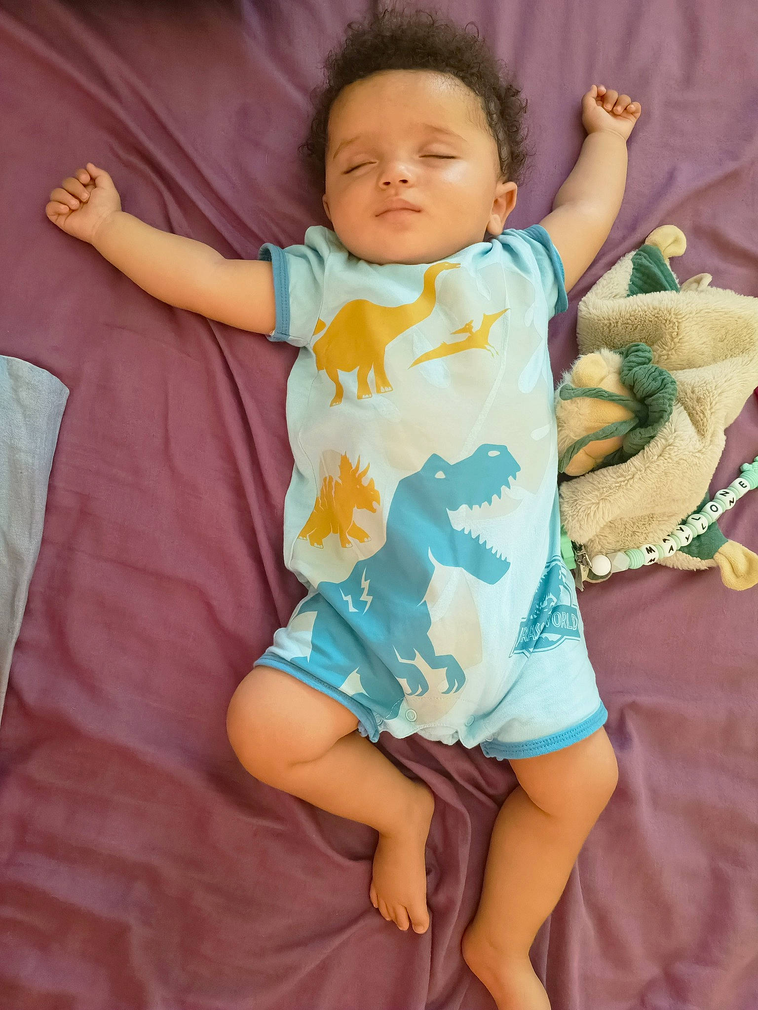 Maylone participe au concours pour gagner de l'argent avec cette photo : baby, baby_toddler_clothing, child, comfort, day_dress, face, finger, foot, fun, gesture, happy, human_leg, one_piece_garment, pattern, person, pink, skin, sleeve, thigh, thumb