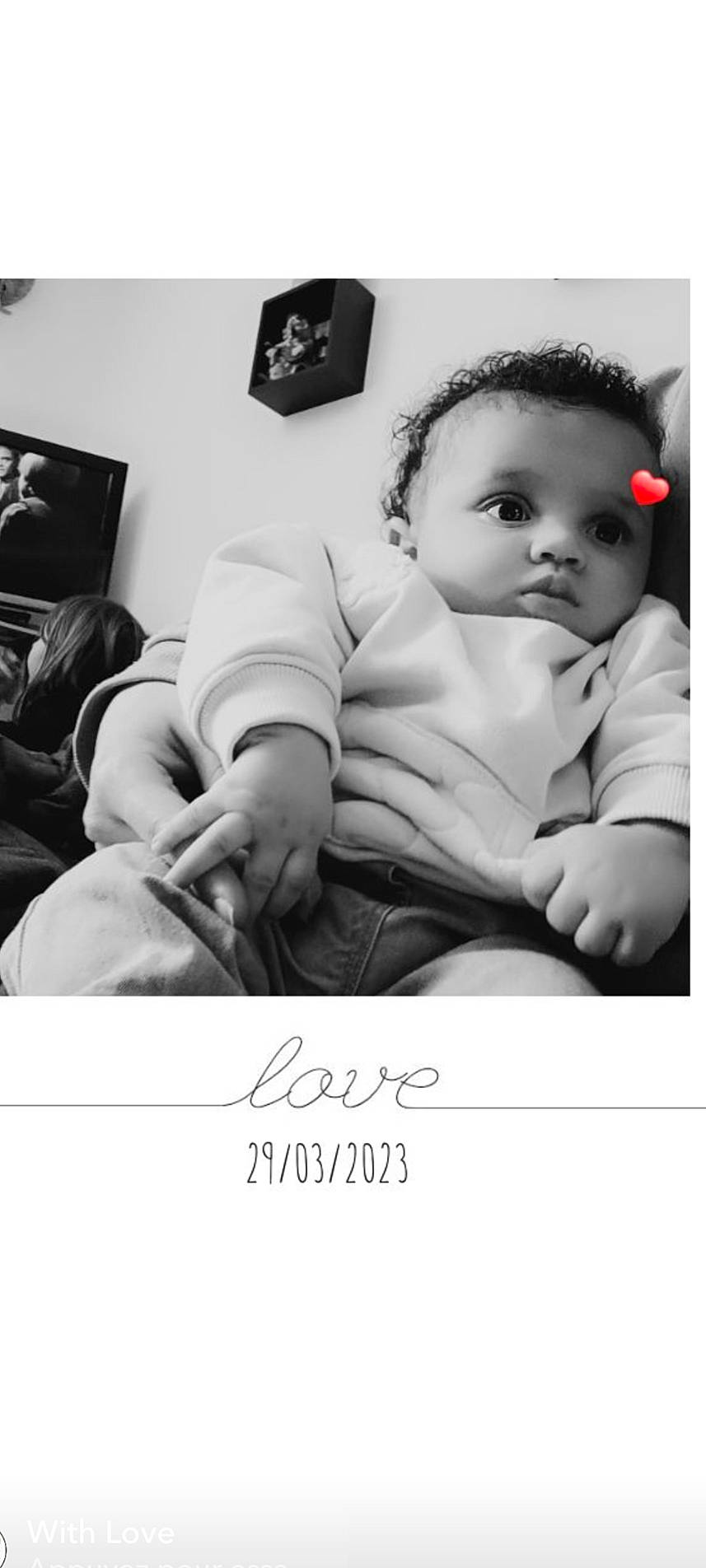 Maylone a rejoint le concours — aidez-le/la à gagner de superbes lots ! baby, baby_toddler_clothing, black_and_white, child, comfort, flash_photography, font, gesture, happy, monochrome, monochrome_photography, person, photo_caption, photographic_paper, portrait, portrait_photography, room, sitting, stock_photography, style