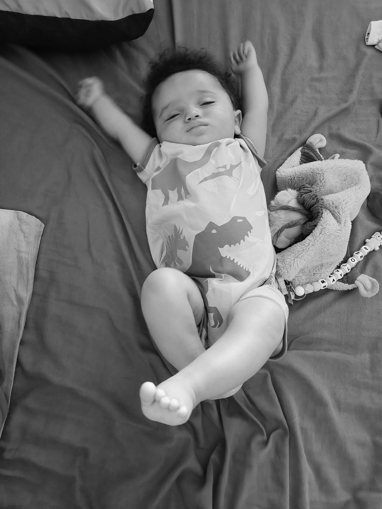 Maylone participe au concours pour gagner de l'argent avec cette photo : abdomen, baby, baby_products, comfort, elbow, eye, face, flash_photography, gesture, grey, happy, head, human_body, human_leg, knee, leg, monochrome, person, thigh, toddler