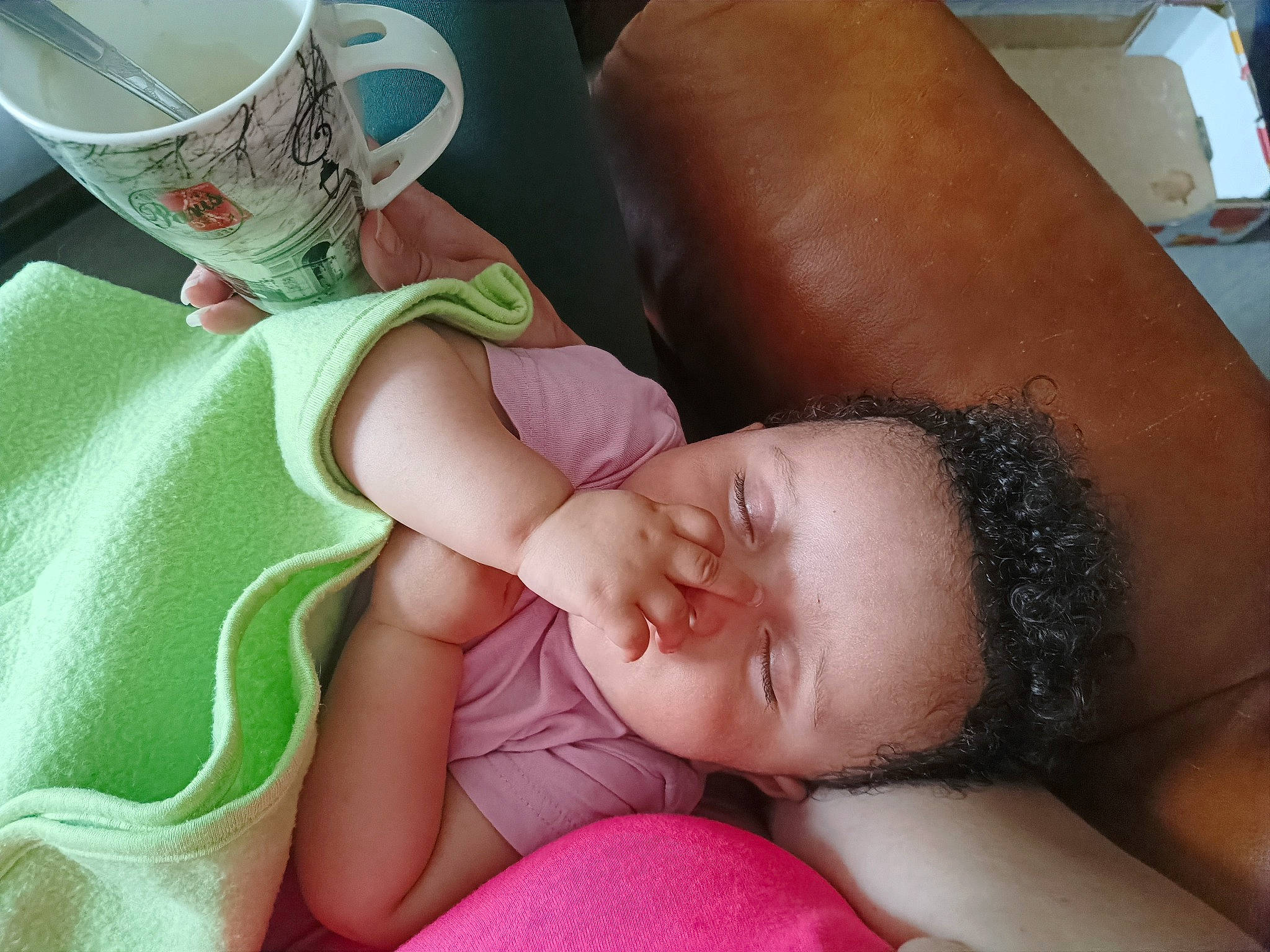 Maylone a rejoint le concours — aidez-le/la à gagner de superbes lots ! abdomen, baby, baby_toddler_clothing, cheek, chest, child, comfort, cup, drinkware, eyelash, finger, mouth, neck, person, serveware, skin, tableware, thigh, thumb, toddler