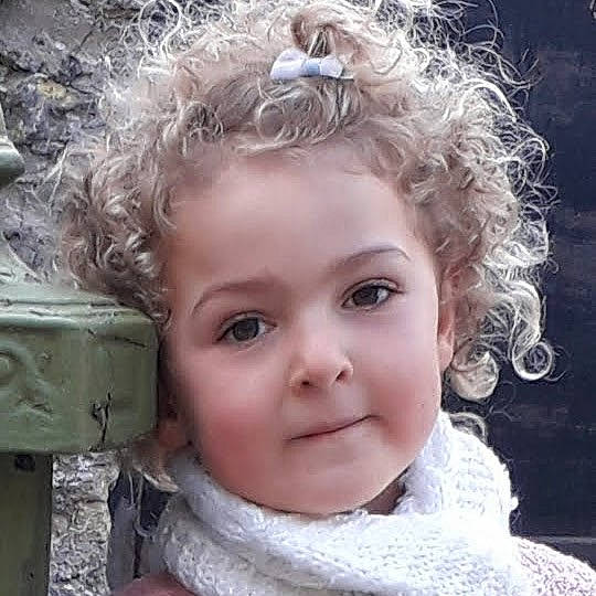 Jeanne participe au concours pour gagner de l'argent avec cette photo : cheek, chin, eye, eyebrow, eyelash, facial_expression, flash_photography, hair, hairstyle, head, human, iris, lip, mouth, nose, organ, person, photograph, skin, smile