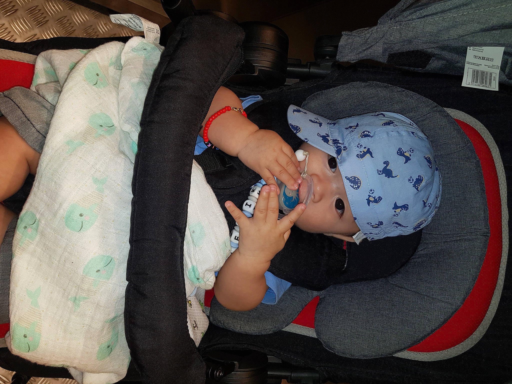 Jerik a rejoint le concours — aidez-le/la à gagner de superbes lots ! baby, baby_products, baby_toddler_clothing, car_seat, child, comfort, elbow, fun, hat, headwear, human_leg, joint, knee, lap, mouth, nail, pattern, person, sitting, thigh