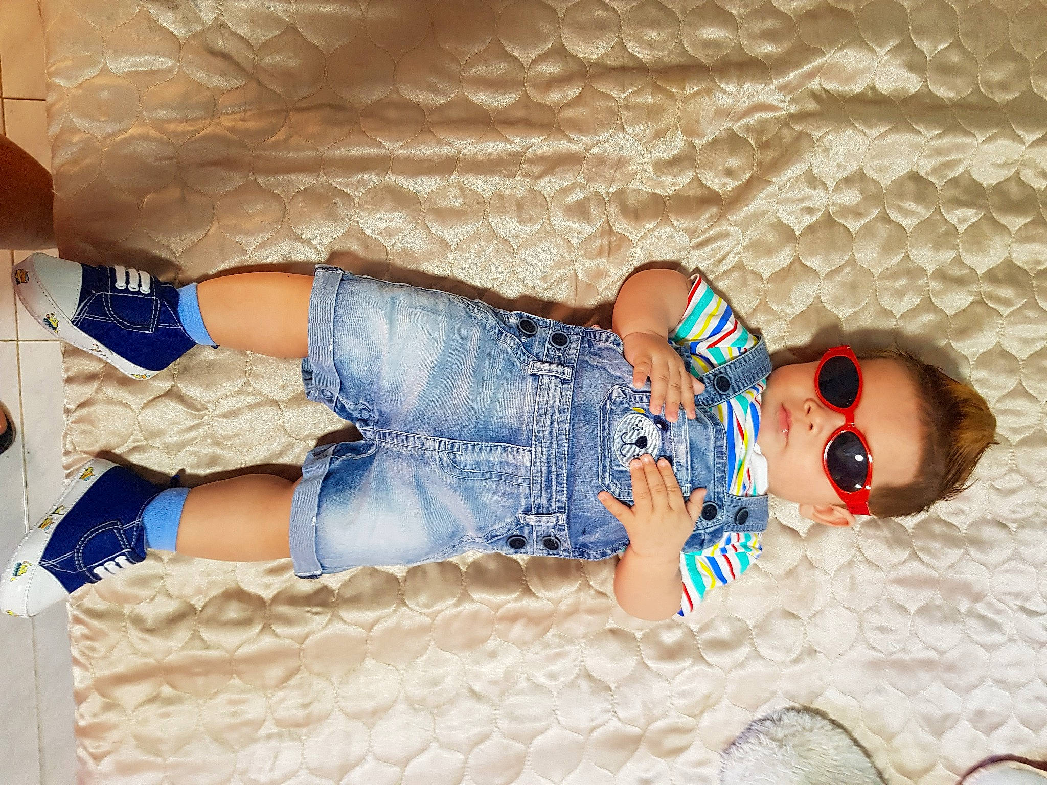 Jerik a rejoint le concours — aidez-le/la à gagner de superbes lots ! arm, baby, baby_toddler_clothing, clothing, comfort, denim, finger, human_body, human_leg, jeans, knee, leg, leisure, linens, mammal, pattern, person, textile, thigh, toddler