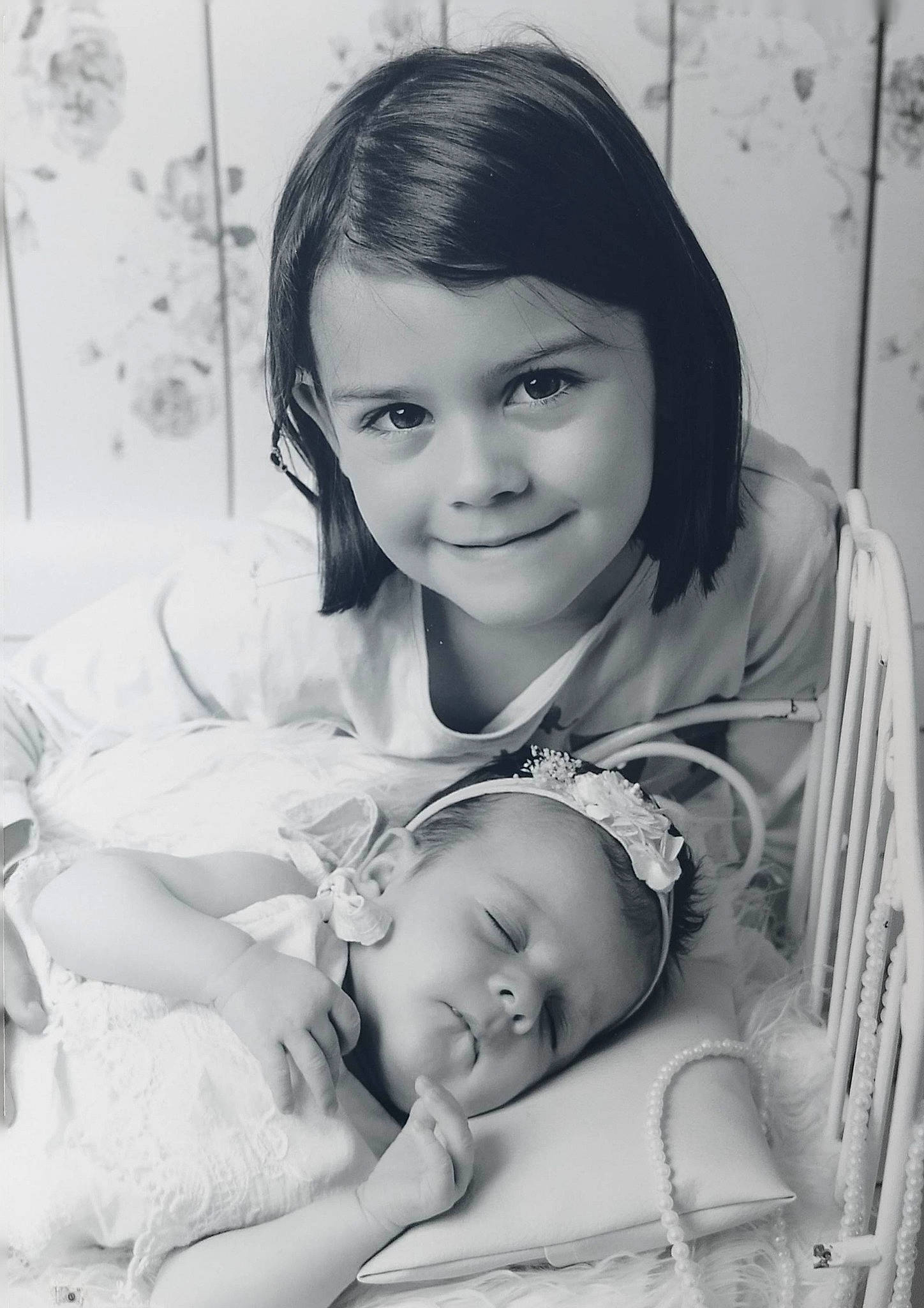 Lya participe au concours pour gagner de l'argent avec cette photo : baby, black_and_white, cheek, comfort, eye, eyebrow, flash_photography, hair, hairstyle, happy, head, iris, joy, monochrome, monochrome_photography, person, photograph, skin, smile, style