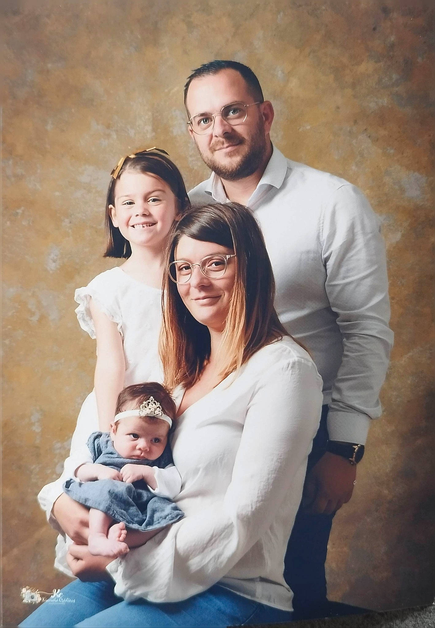 Lya a rejoint le concours — aidez-le/la à gagner de superbes lots ! arm, baby, beard, child, event, eyewear, face, family_taking_photos_together, flash_photography, fun, gesture, happy, human, joy, organ, people_in_nature, person, photograph, smile, standing