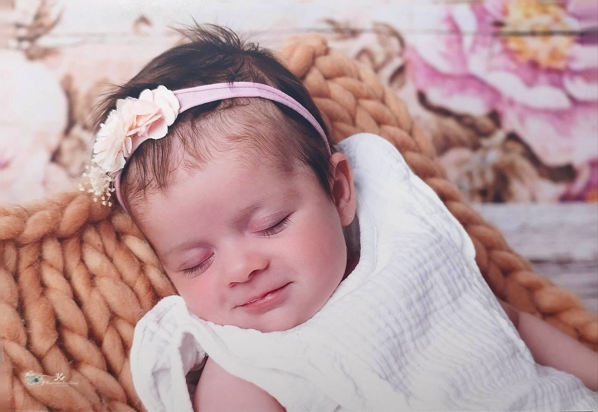 Lya participe au concours pour gagner de l'argent avec cette photo : baby, baby_toddler_clothing, beauty, cheek, comfort, eye, eyelash, flash_photography, grass, hair, happy, headband, headgear, headpiece, iris, lip, person, pink, skin, textile