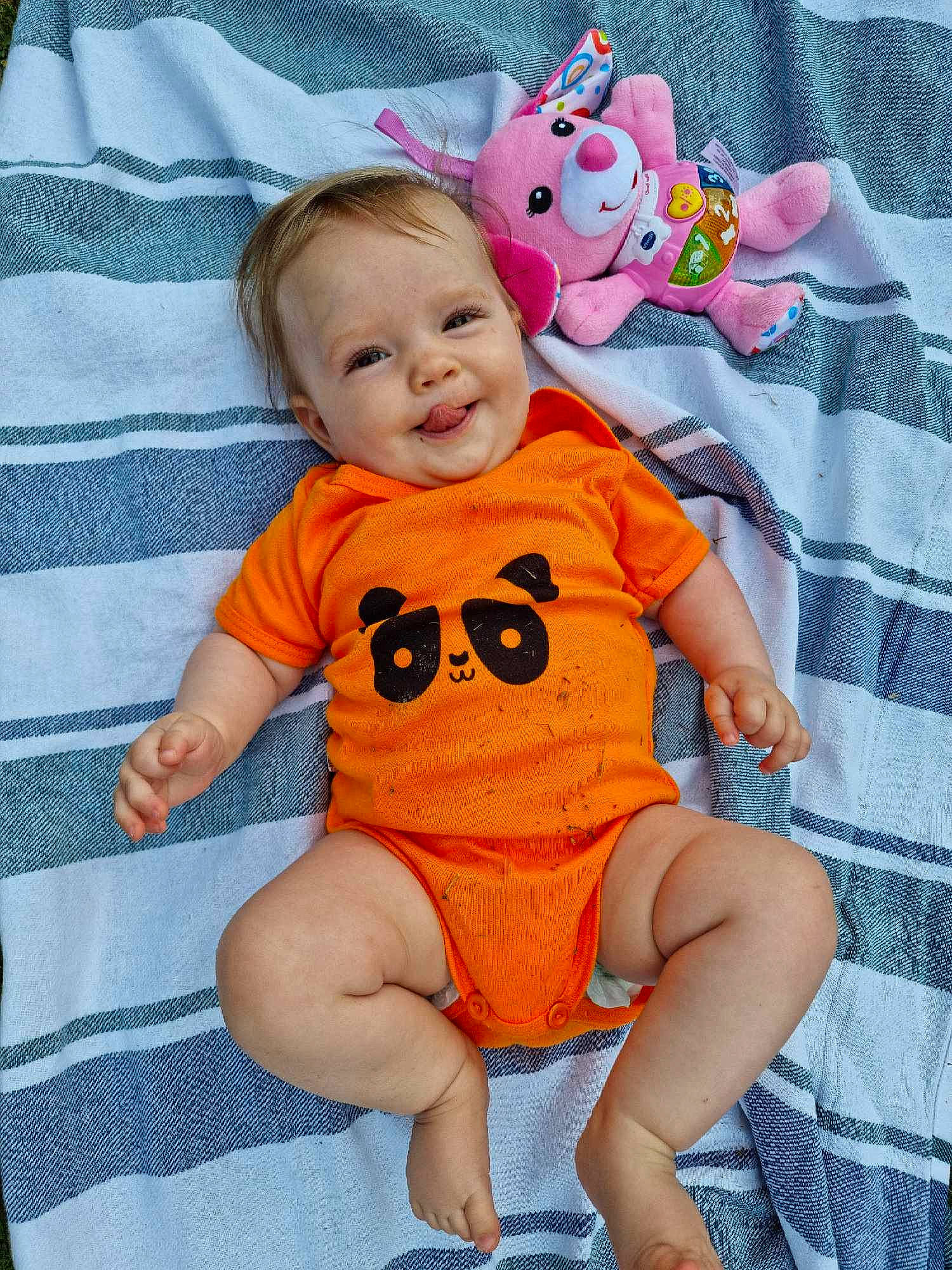 Charlotte a rejoint le concours — aidez-le/la à gagner de superbes lots ! baby, baby_toddler_clothing, cheek, child, eye, happy, head, linens, orange, pattern, person, pink, product, shorts, skin, sleeve, smile, t_shirt, textile, toddler