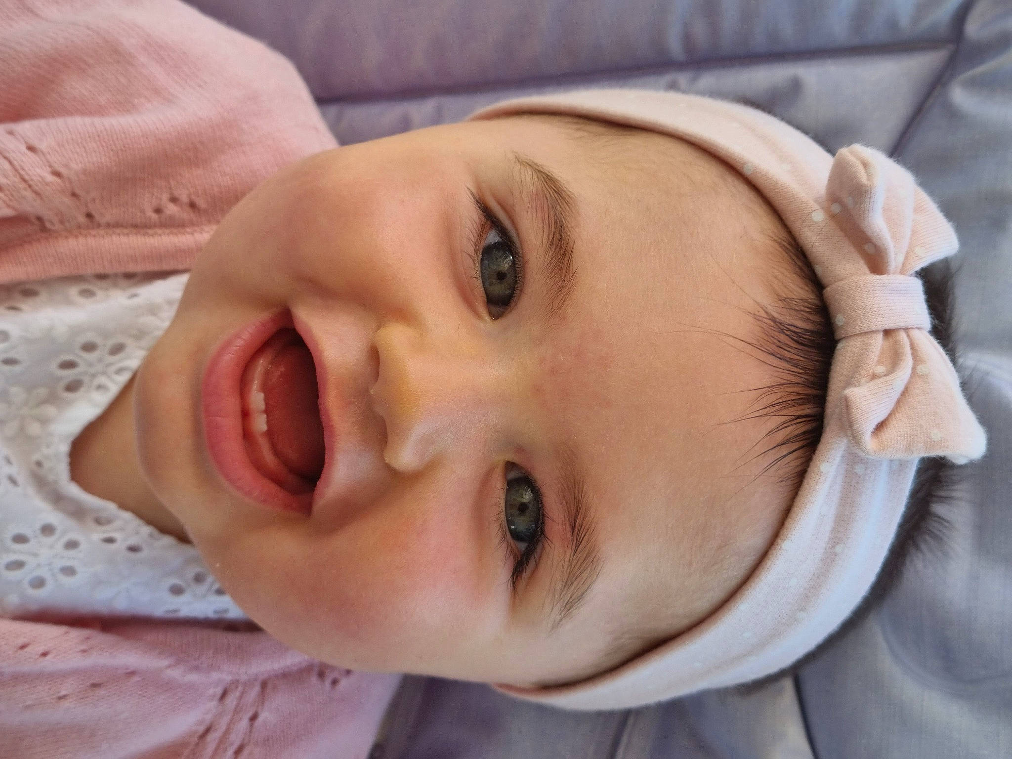 Tessa a rejoint le concours — aidez-le/la à gagner de superbes lots ! baby, baby_toddler_clothing, cheek, child, close_up, comfort, eyebrow, eyelash, face, happy, headwear, human_body, iris, lip, mouth, neck, nose, people, person, skin