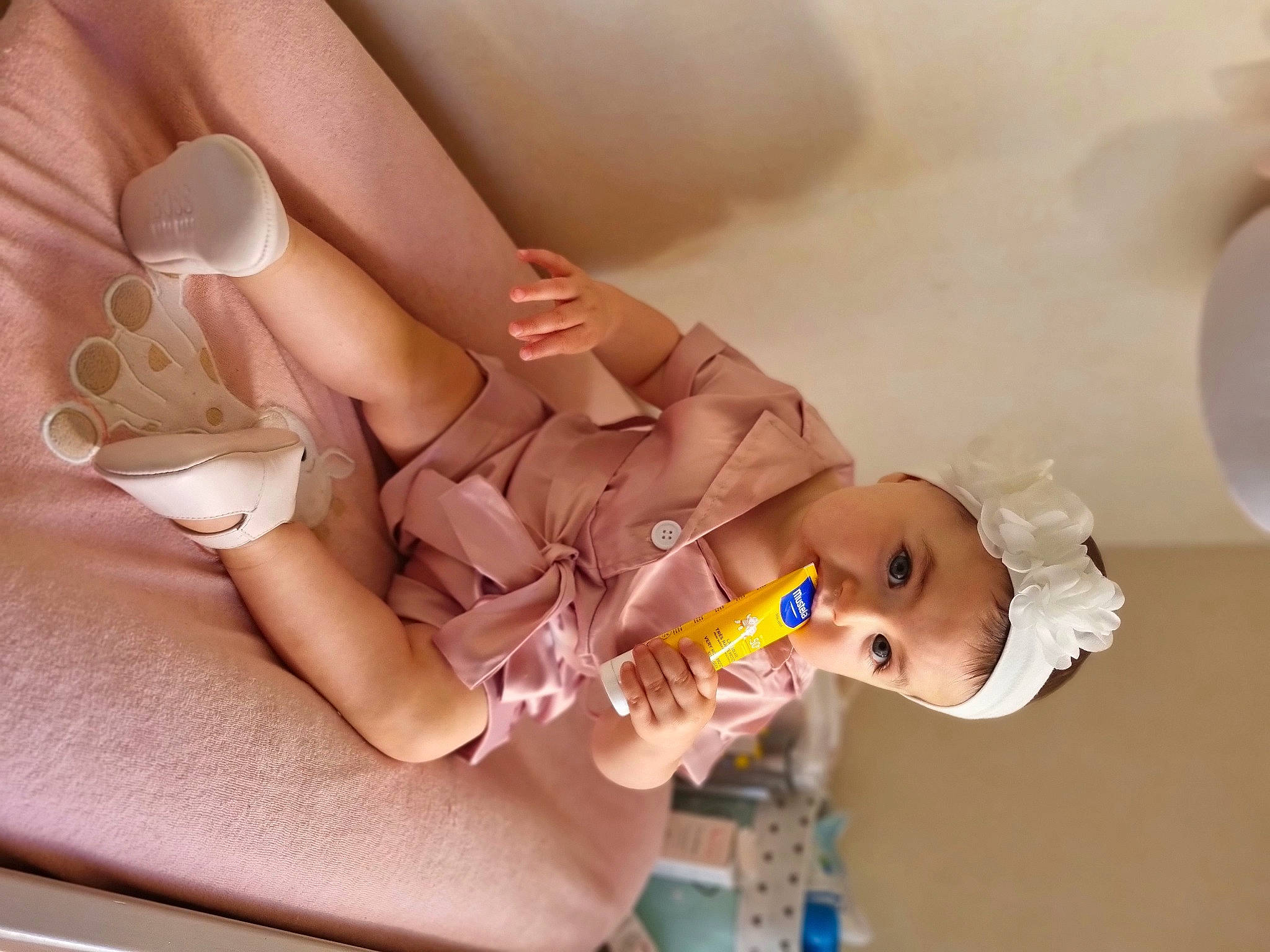 Tessa participe au concours pour gagner de l'argent avec cette photo : abdomen, baby, chest, child, eyelash, fashion_accessory, finger, gesture, hand, happy, headwear, human_leg, joint, nail, peach, person, service, skin, thigh, thumb