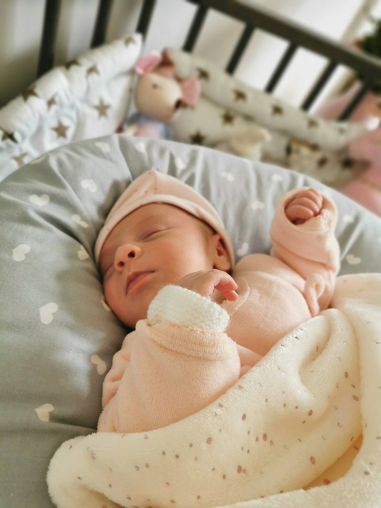 Mathilde participe au concours pour gagner de l'argent avec cette photo : baby, baby_products, baby_safety, baby_sleeping, baby_toddler_clothing, bedding, bedtime, cheek, child, comfort, linens, nap, peach, person, portrait_photography, skin, sleep, textile, thumb, toddler