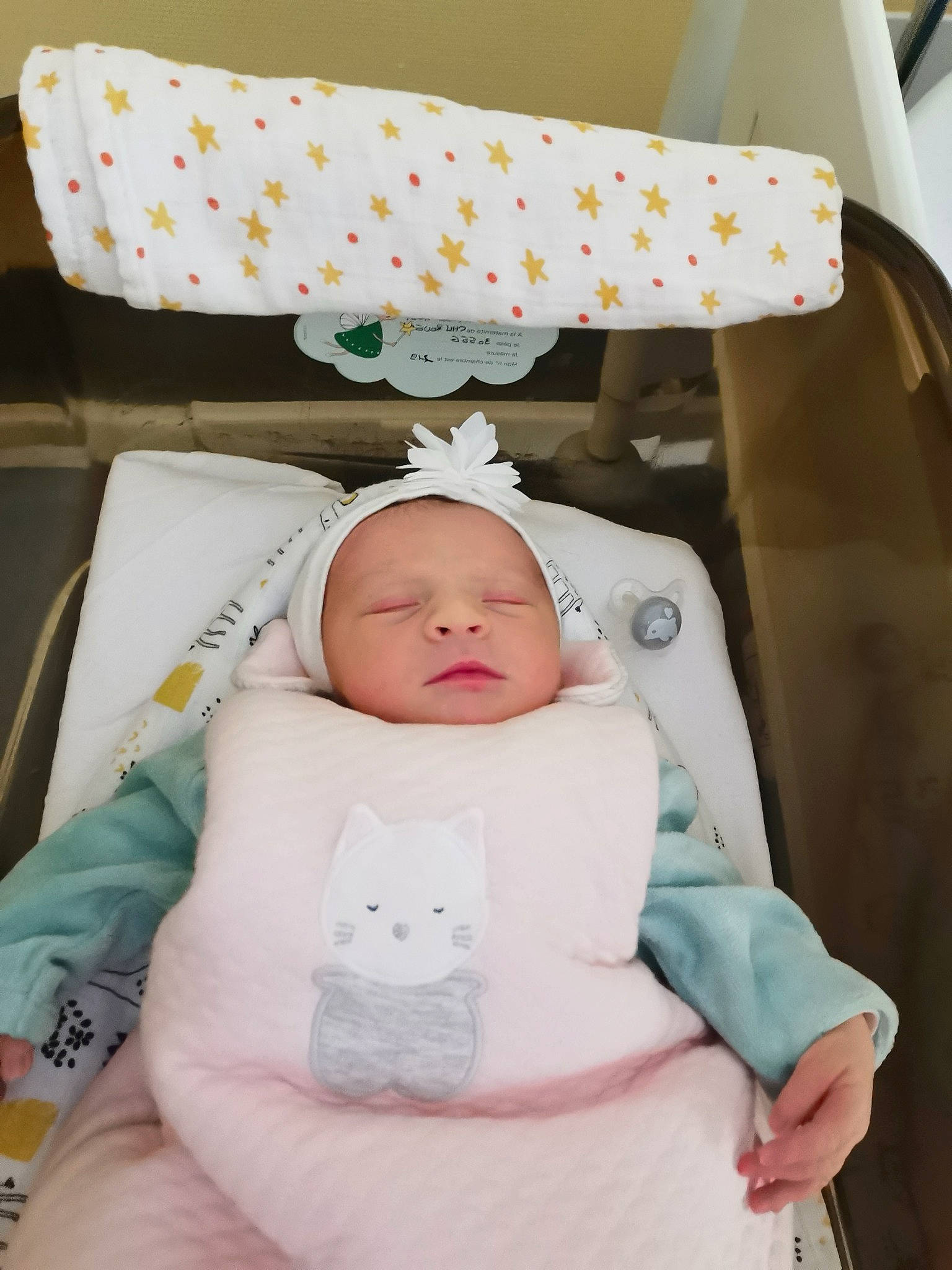 Mathilde participe au concours pour gagner de l'argent avec cette photo : baby, baby_products, baby_safety, baby_sleeping, baby_toddler_clothing, bedding, bedtime, cheek, child, comfort, cradle, eye, infant_bed, linens, person, product, room, sitting, textile, toddler