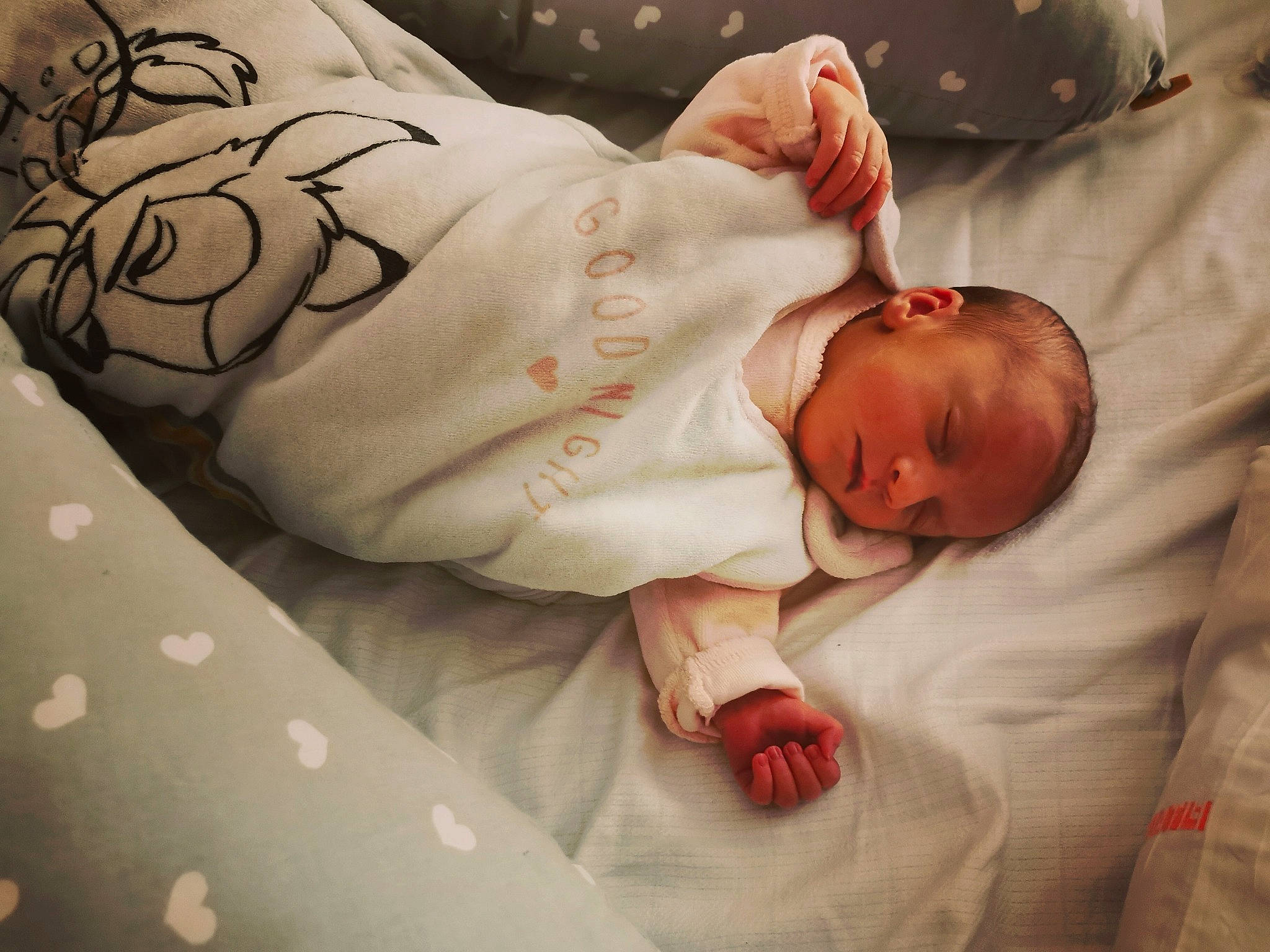 Mathilde a rejoint le concours — aidez-le/la à gagner de superbes lots ! arm, baby, baby_products, baby_sleeping, baby_toddler_clothing, bed, bed_sheet, bedding, bedtime, child, comfort, eye, hair, hand, human_body, linens, person, room, skin, textile