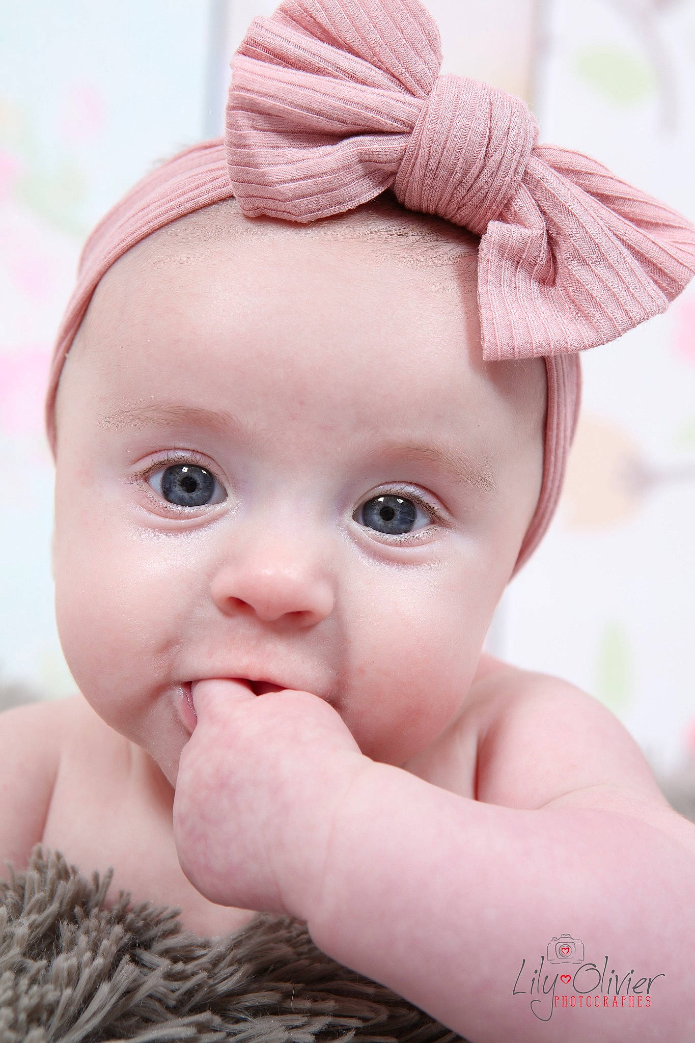 Mathilde participe au concours pour gagner de l'argent avec cette photo : baby_toddler_clothing, cheek, ear, eye, eyebrow, eyelash, face, gesture, hair, happy, head, iris, lip, mouth, neck, nose, person, pink, product, skin