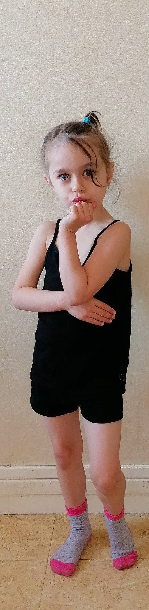 Lou a rejoint le concours — aidez-le/la à gagner de superbes lots ! abdomen, arm, black, clothing, cocktail_dress, dress, elbow, finger, hand, human_body, joint, knee, leg, little_black_dress, muscle, neck, person, shoulder, standing, thigh