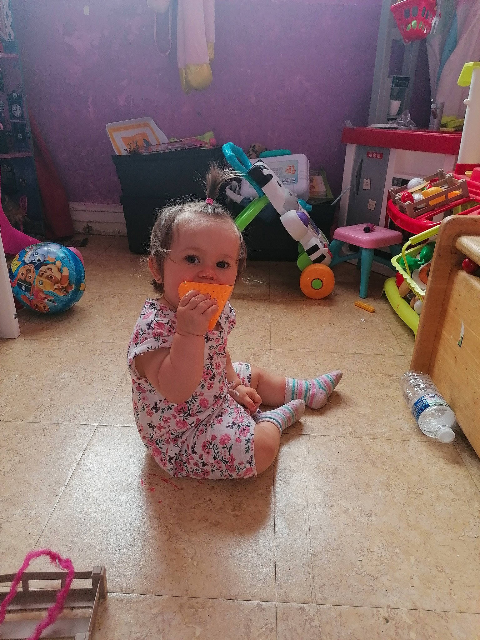 Cassy a rejoint le concours — aidez-le/la à gagner de superbes lots ! chair, child, floor, flooring, person, play, room, toddler, toy