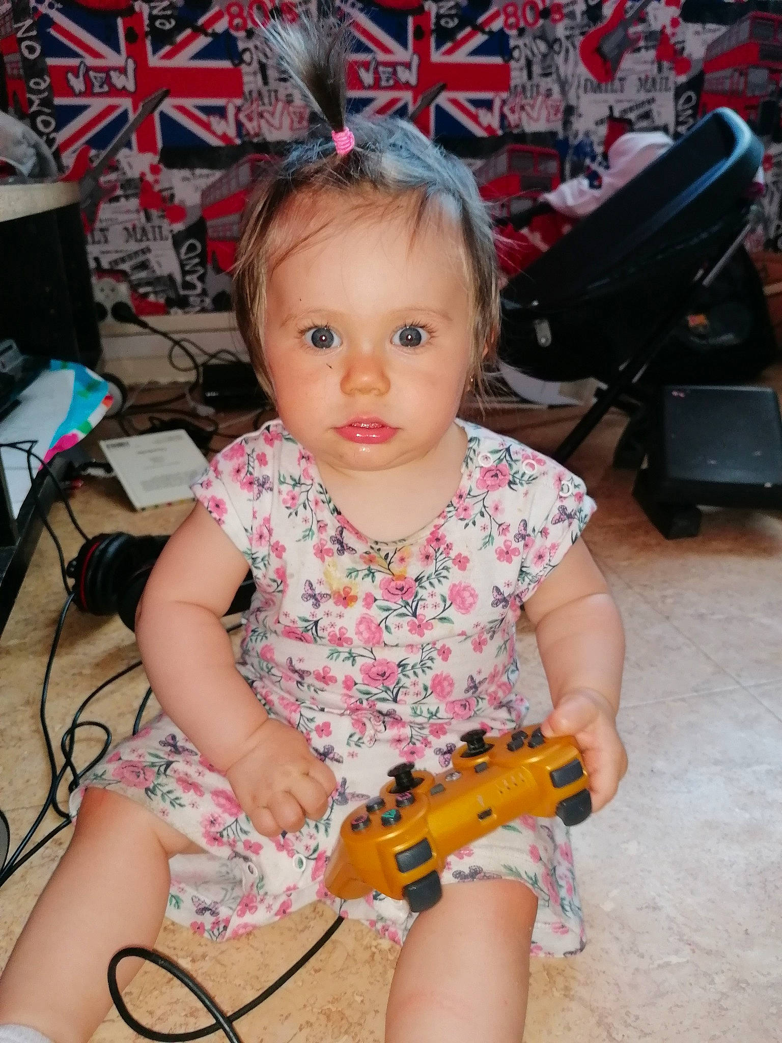 Cassy a rejoint le concours — aidez-le/la à gagner de superbes lots ! arm, baby, child, leg, person, play, sitting, skin, thigh, toddler