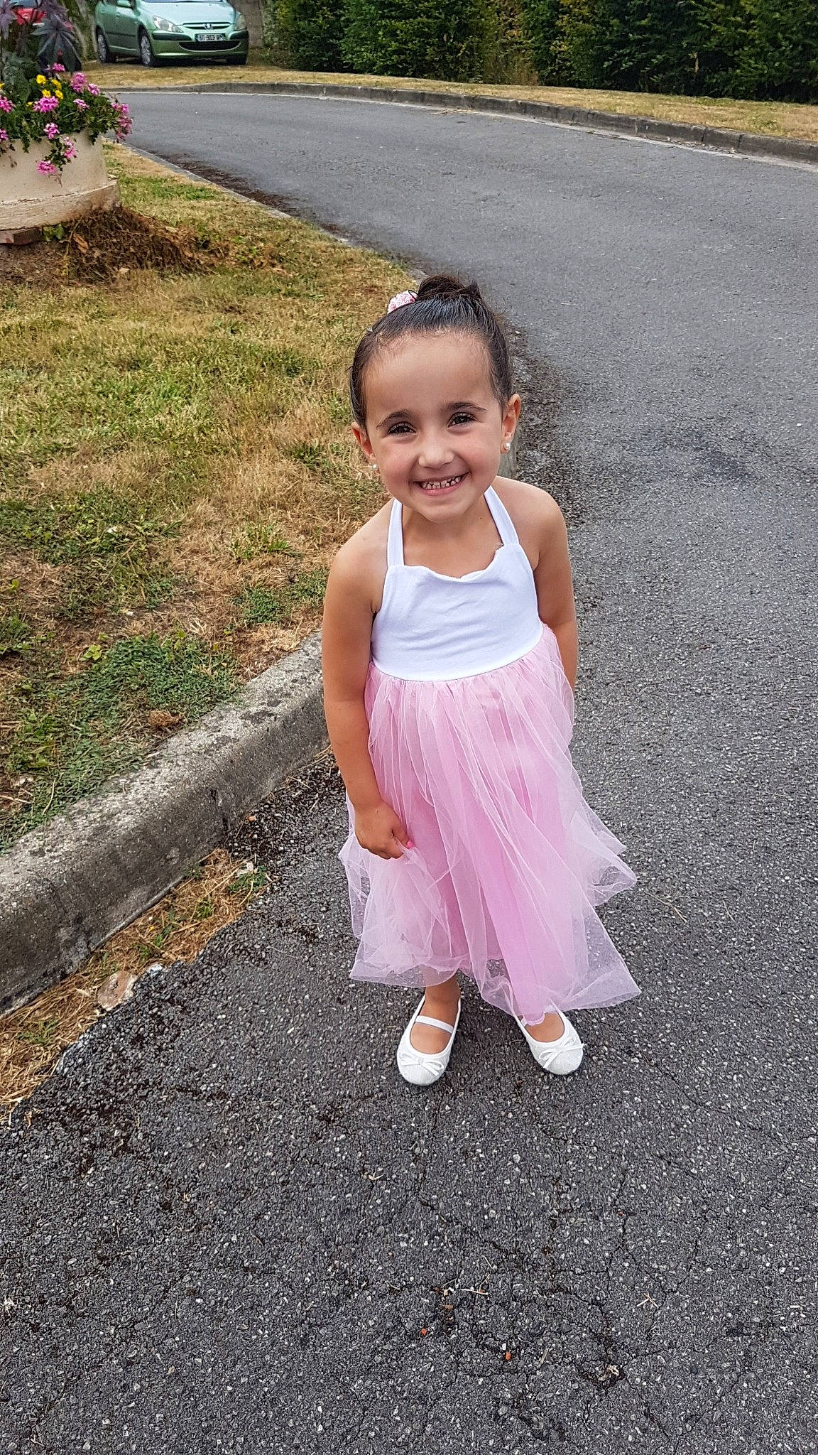 Loucia a rejoint le concours — aidez-le/la à gagner de superbes lots ! child, clothing, day, dress, facial_expression, fun, girl, grass, happiness, joy, person, pink, plant, play, recreation, skin, smile, standing, summer, toddler