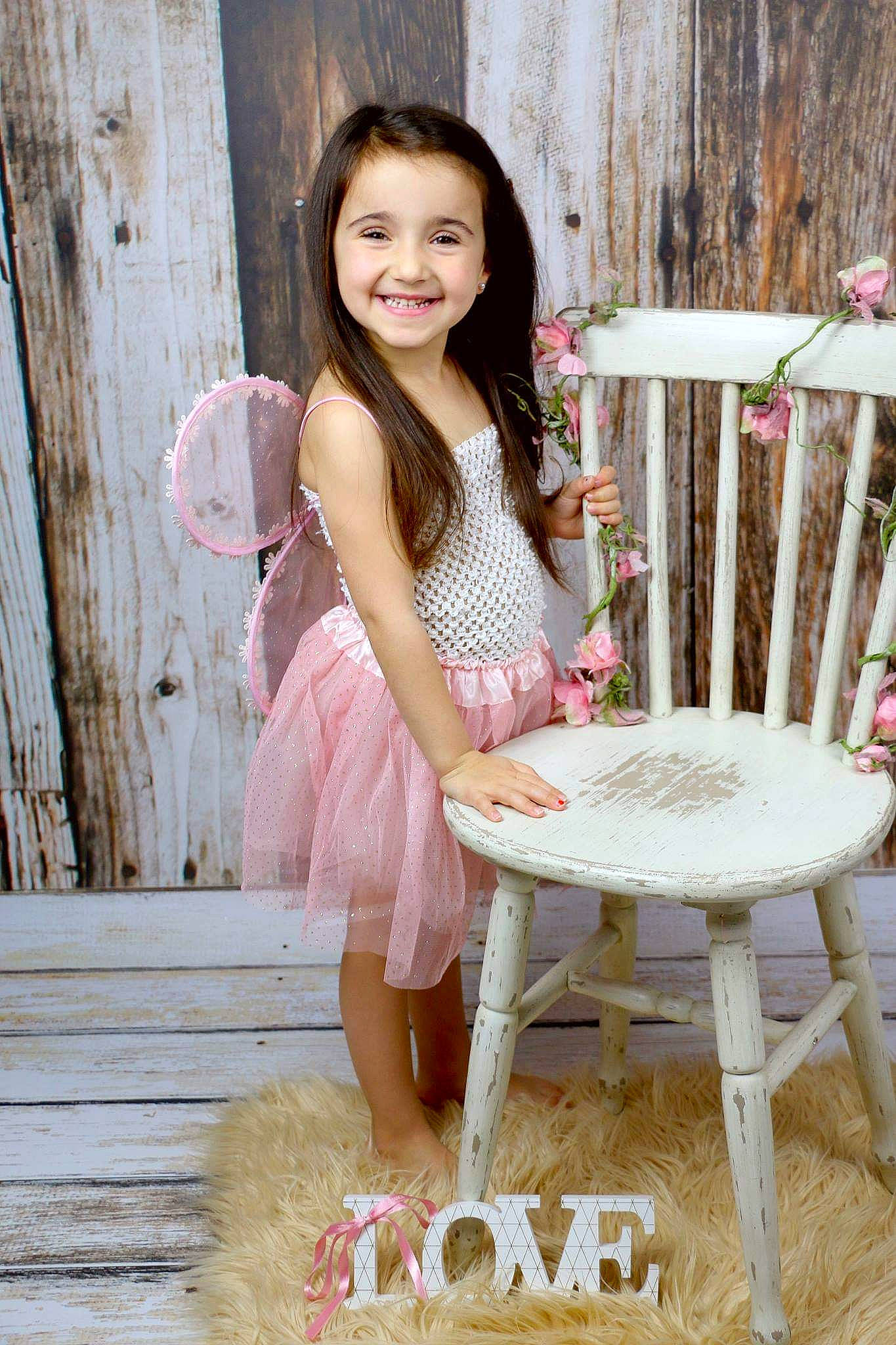 Loucia a rejoint le concours — aidez-le/la à gagner de superbes lots ! ballet_tutu, child, child_model, dress, girl, gown, joy, pattern, person, pink, shoulder, sitting, textile, toddler