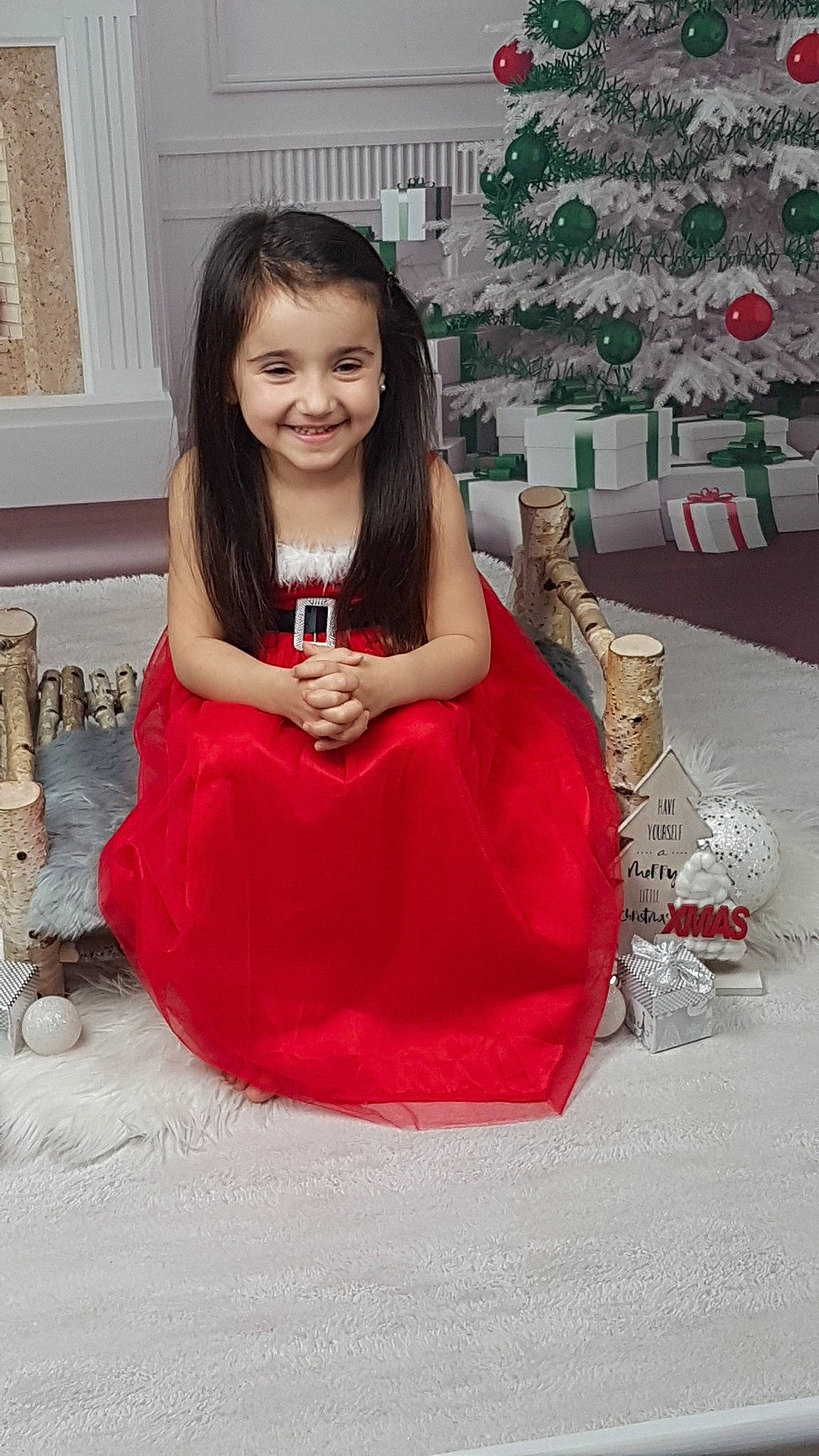 Loucia participe au concours pour gagner de l'argent avec cette photo : beauty, dress, fashion, girl, joy, lady, long_hair, person, photo_shoot, product, red, smile