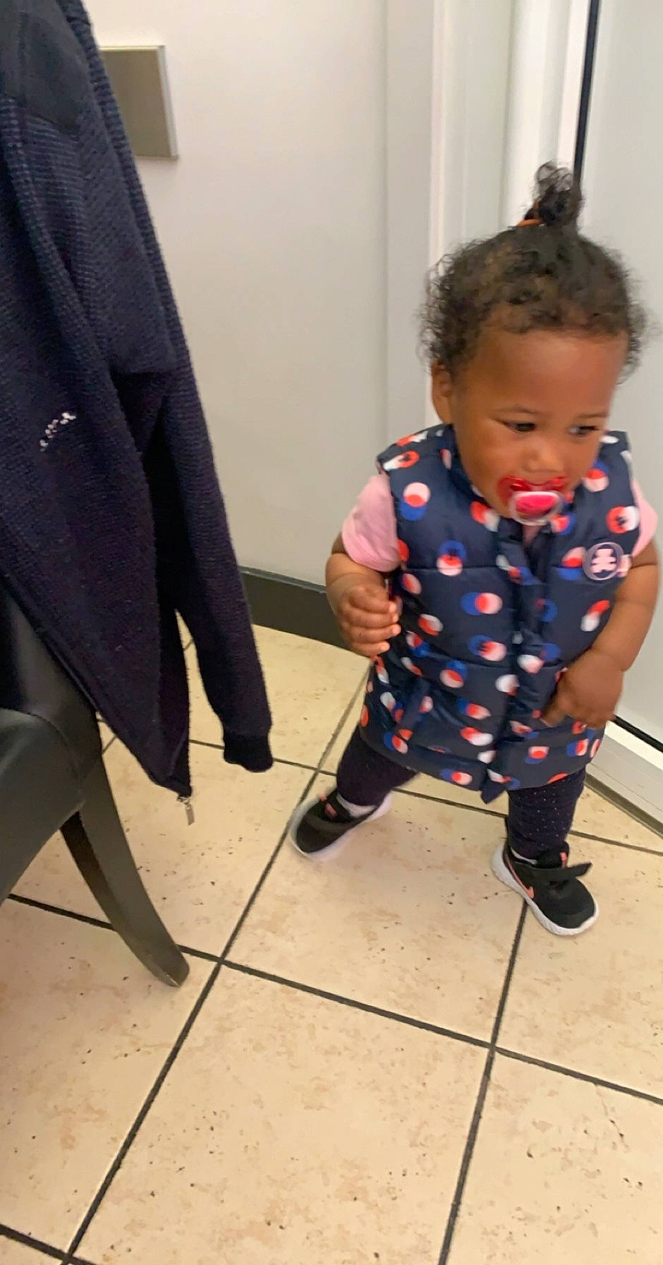 Zahira a rejoint le concours — aidez-le/la à gagner de superbes lots ! child, floor, flooring, leg, outerwear, pattern, person, play, toddler