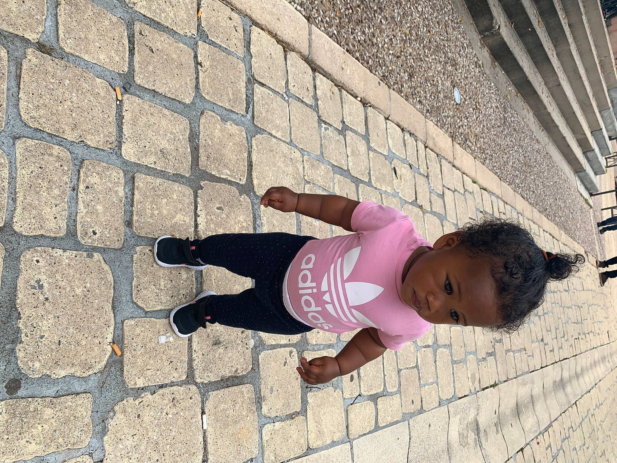 Zahira participe au concours pour gagner de l'argent avec cette photo : child, person, vacation, wall