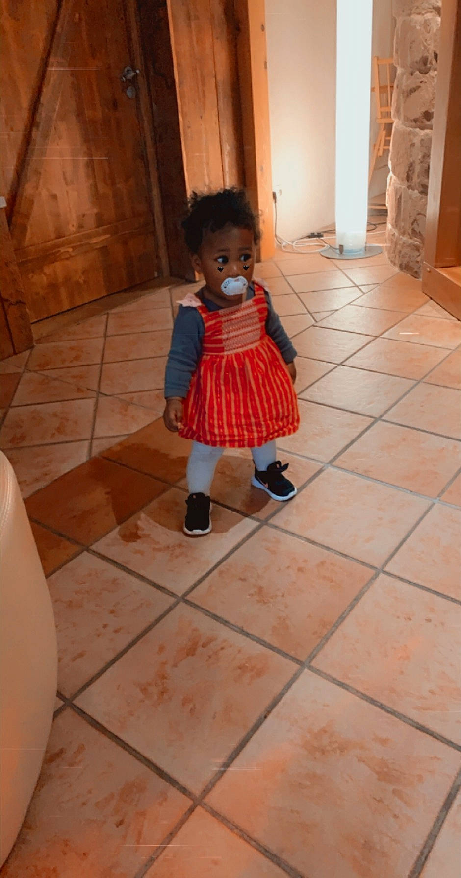 Zahira participe au concours pour gagner de l'argent avec cette photo : child, floor, flooring, hardwood, leg, pattern, person, room, textile, tile, toddler, wood